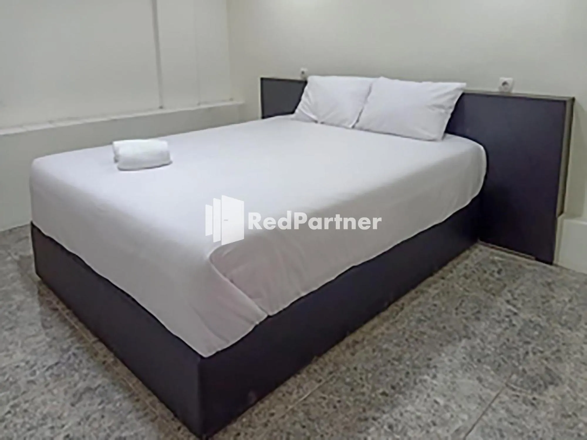 Bed in Hotel Trikatu Kendal near Taman Kota Weleri Mitra RedDoorz
