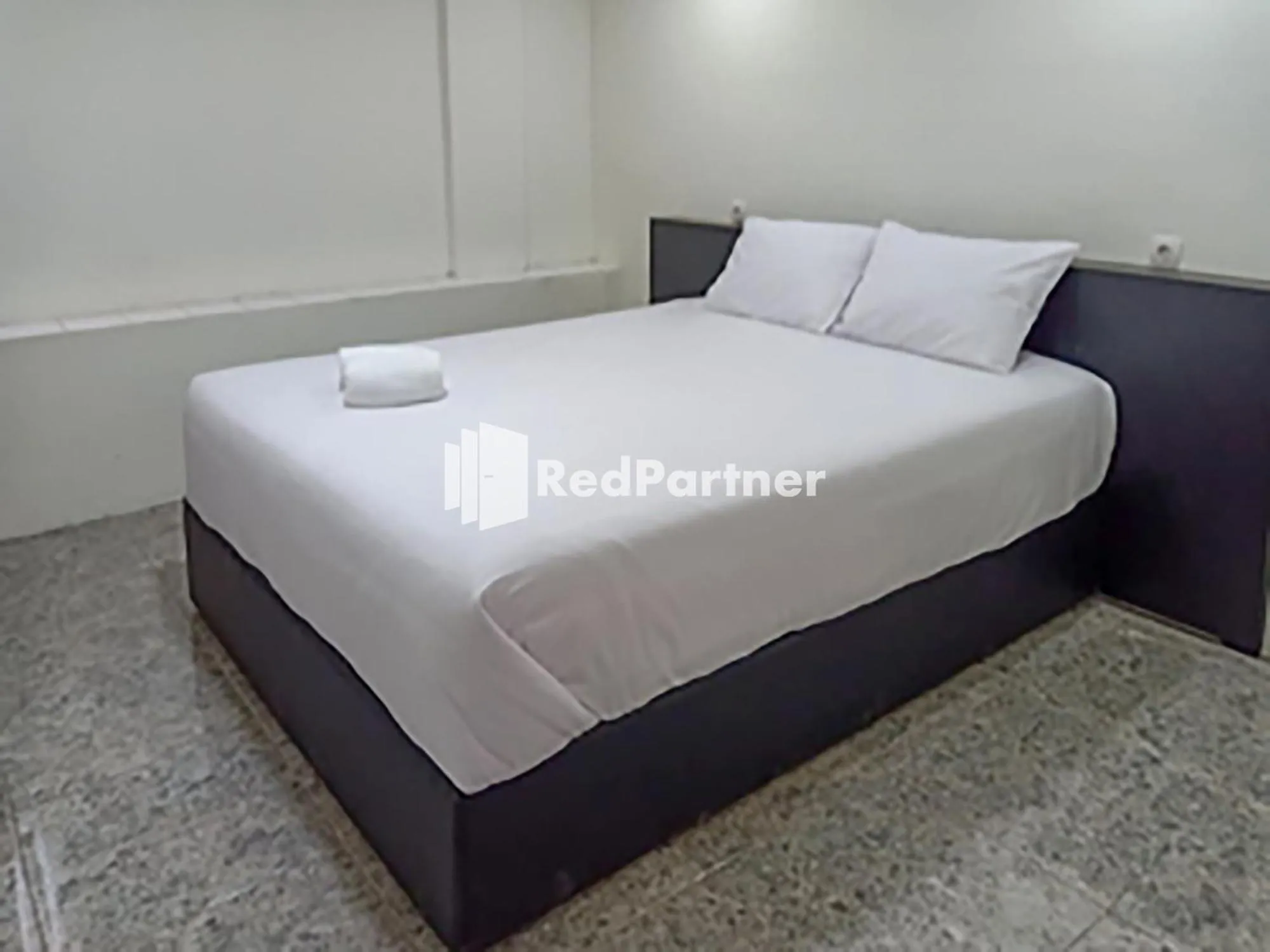 Bed in Hotel Trikatu Kendal near Taman Kota Weleri Mitra RedDoorz