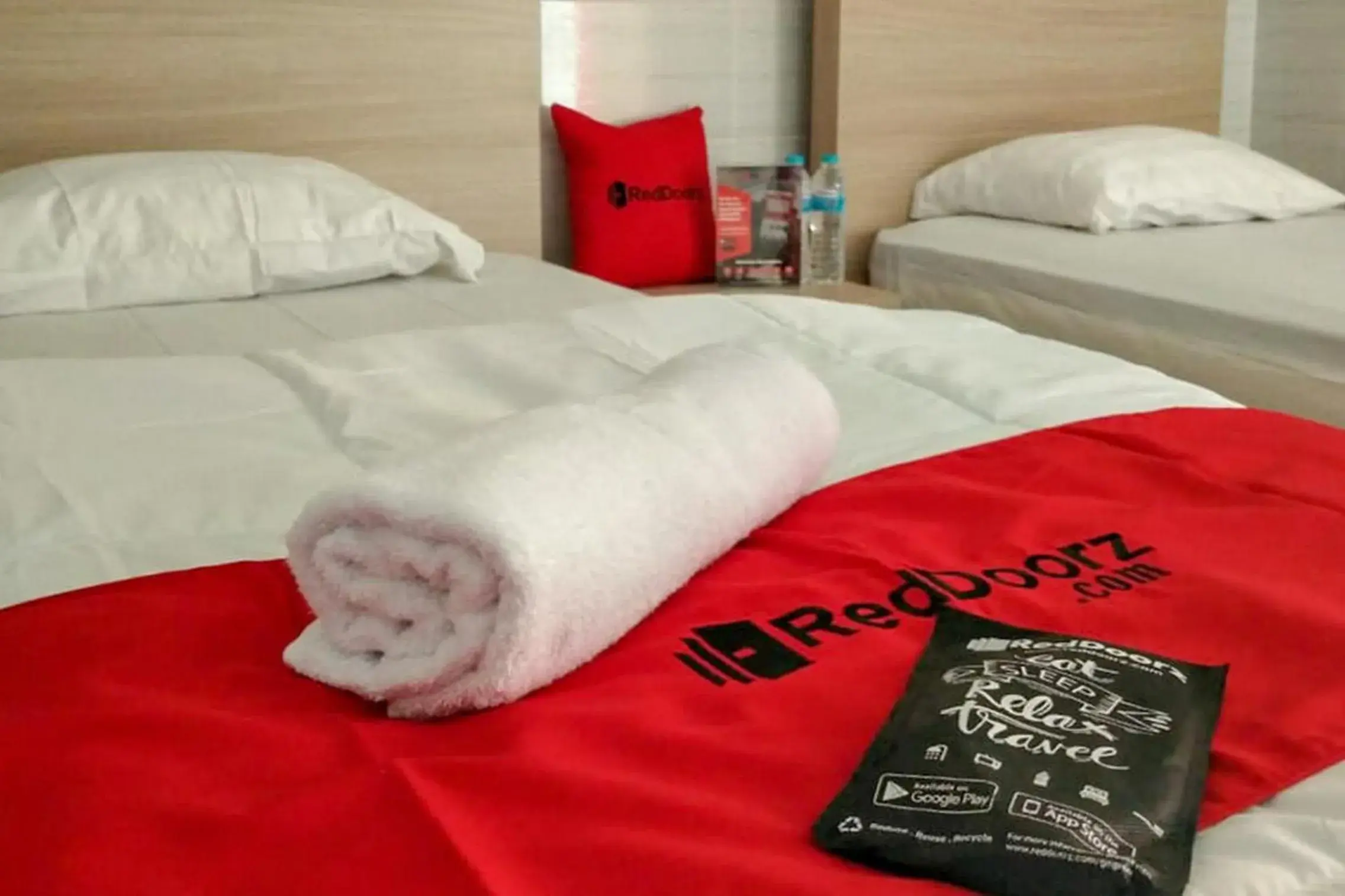 Standard Twin Room in RedDoorz @ Tinggede Area Palu Standard Twin Room in RedDoorz @ Tinggede Area Palu