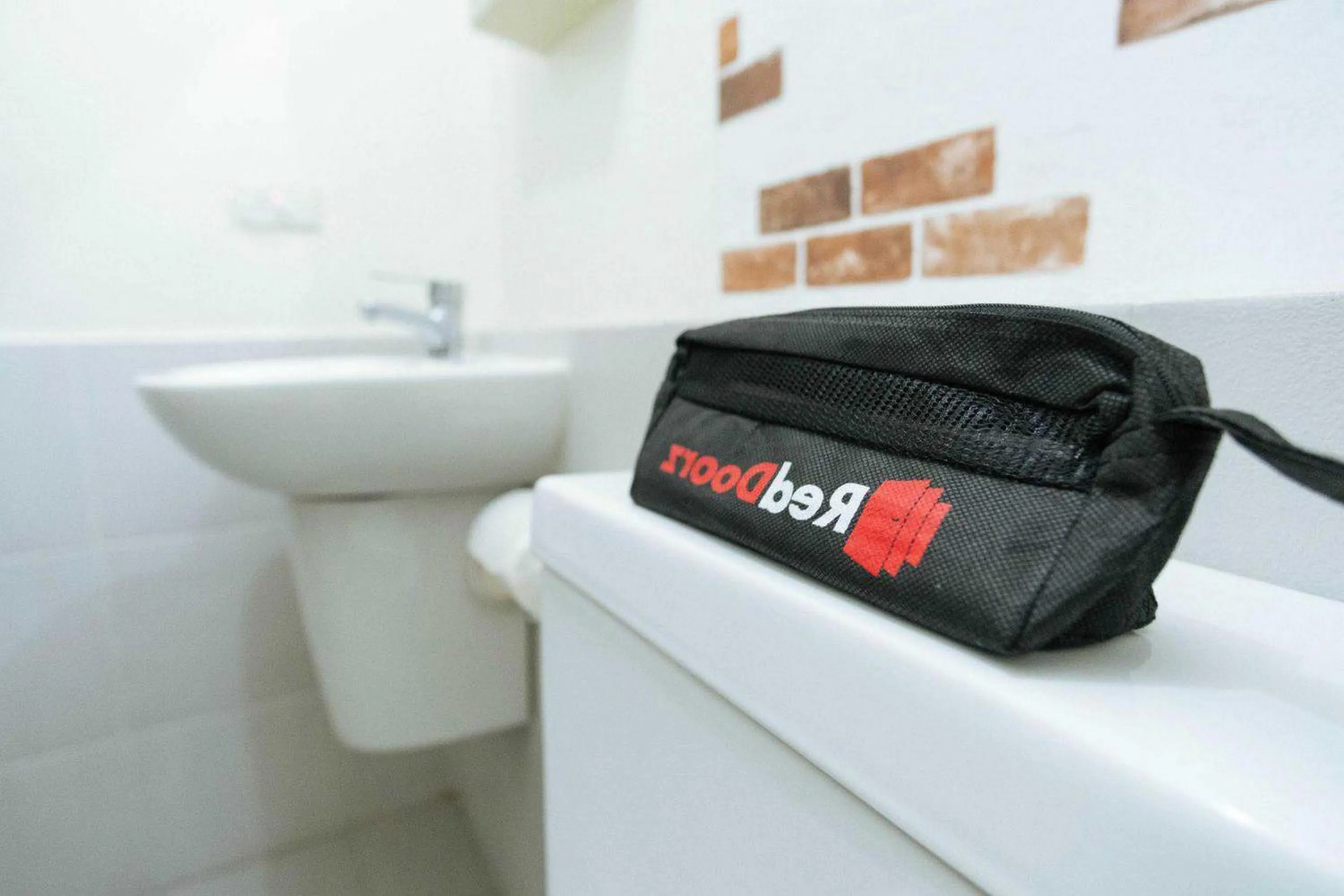 Bathroom in RedDoorz @ Tinggede Area Palu