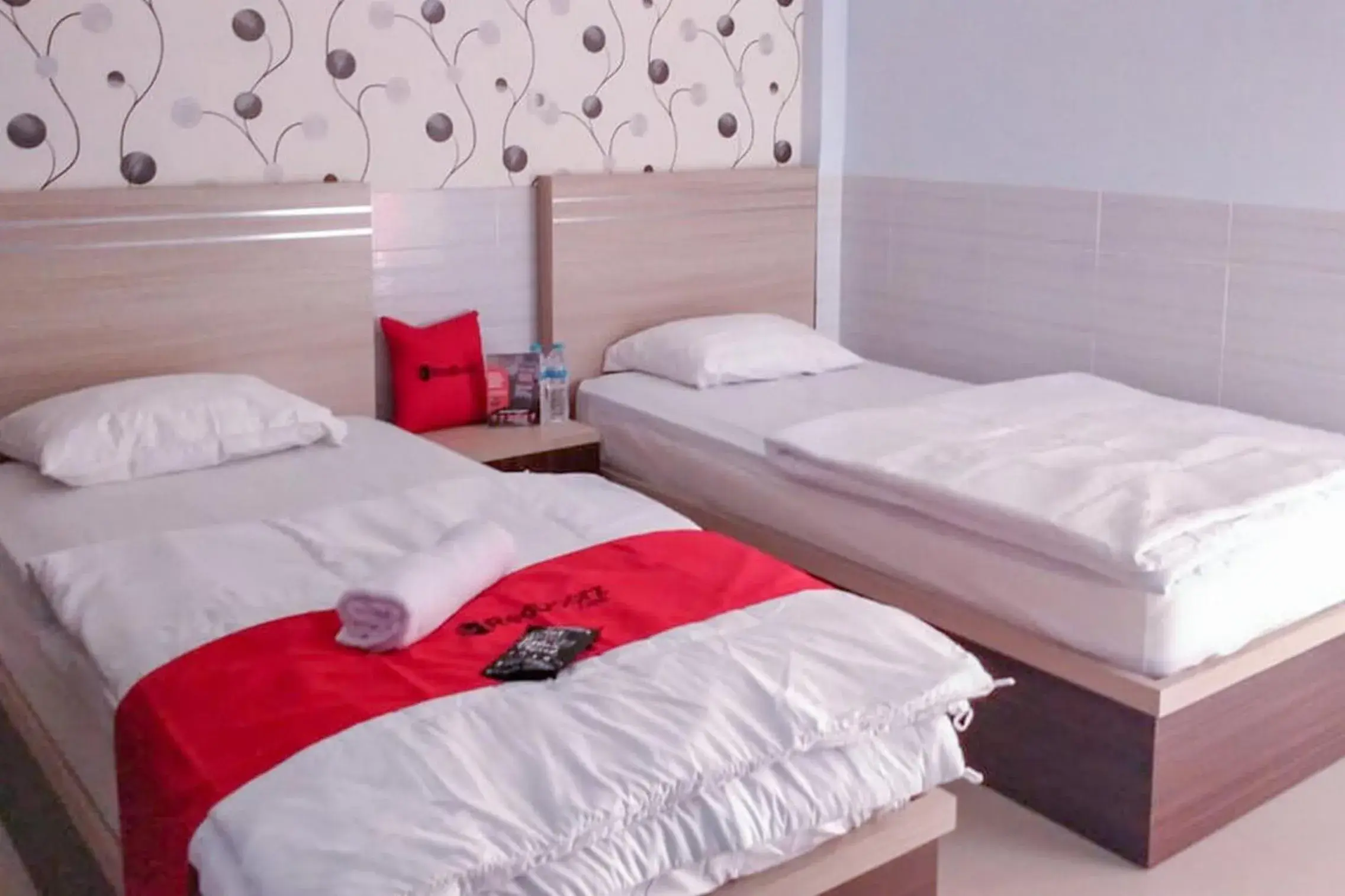 Twin Room in RedDoorz @ Tinggede Area Palu Twin Room in RedDoorz @ Tinggede Area Palu