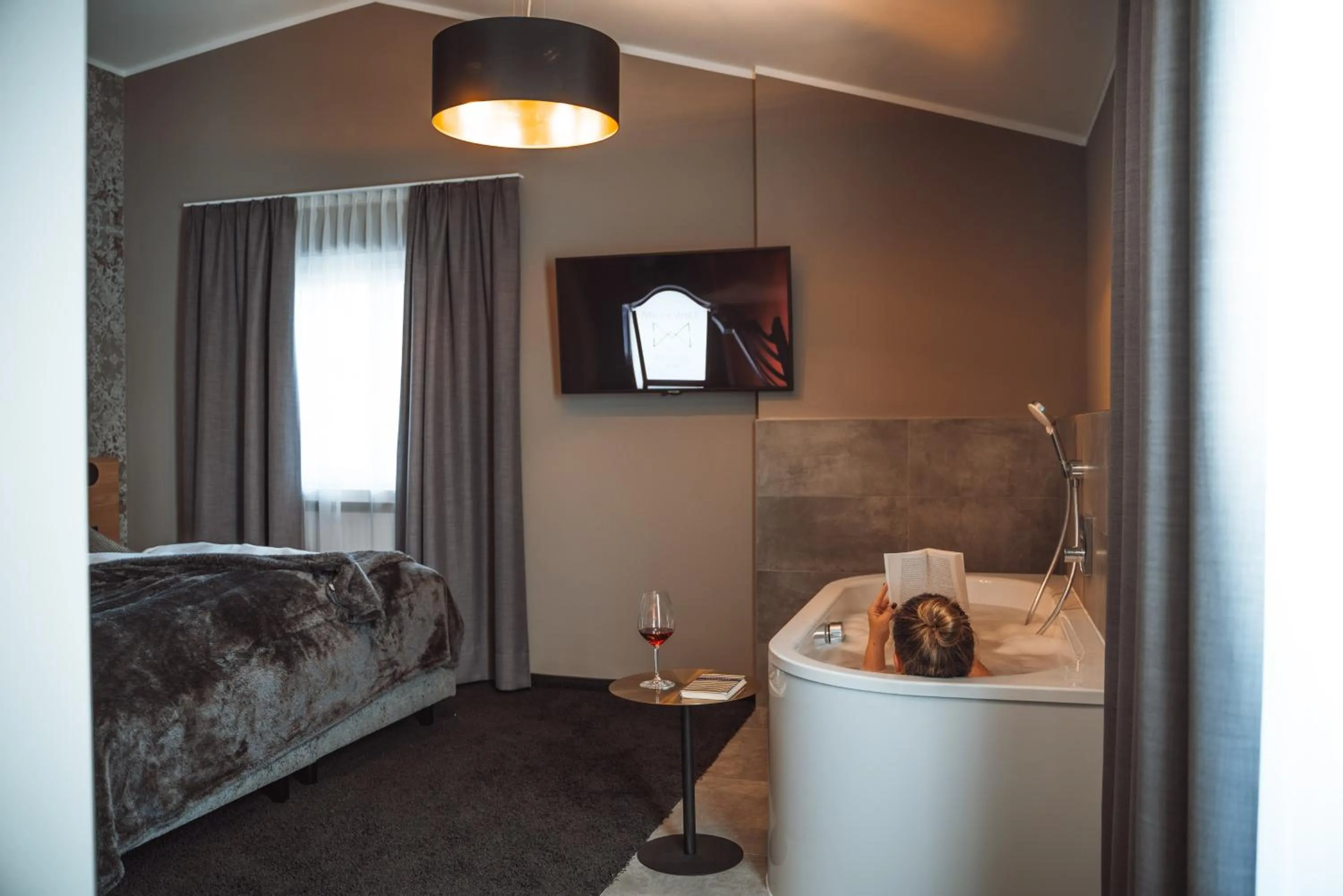 Photo of the whole room, Bed in Mountainview Apartments