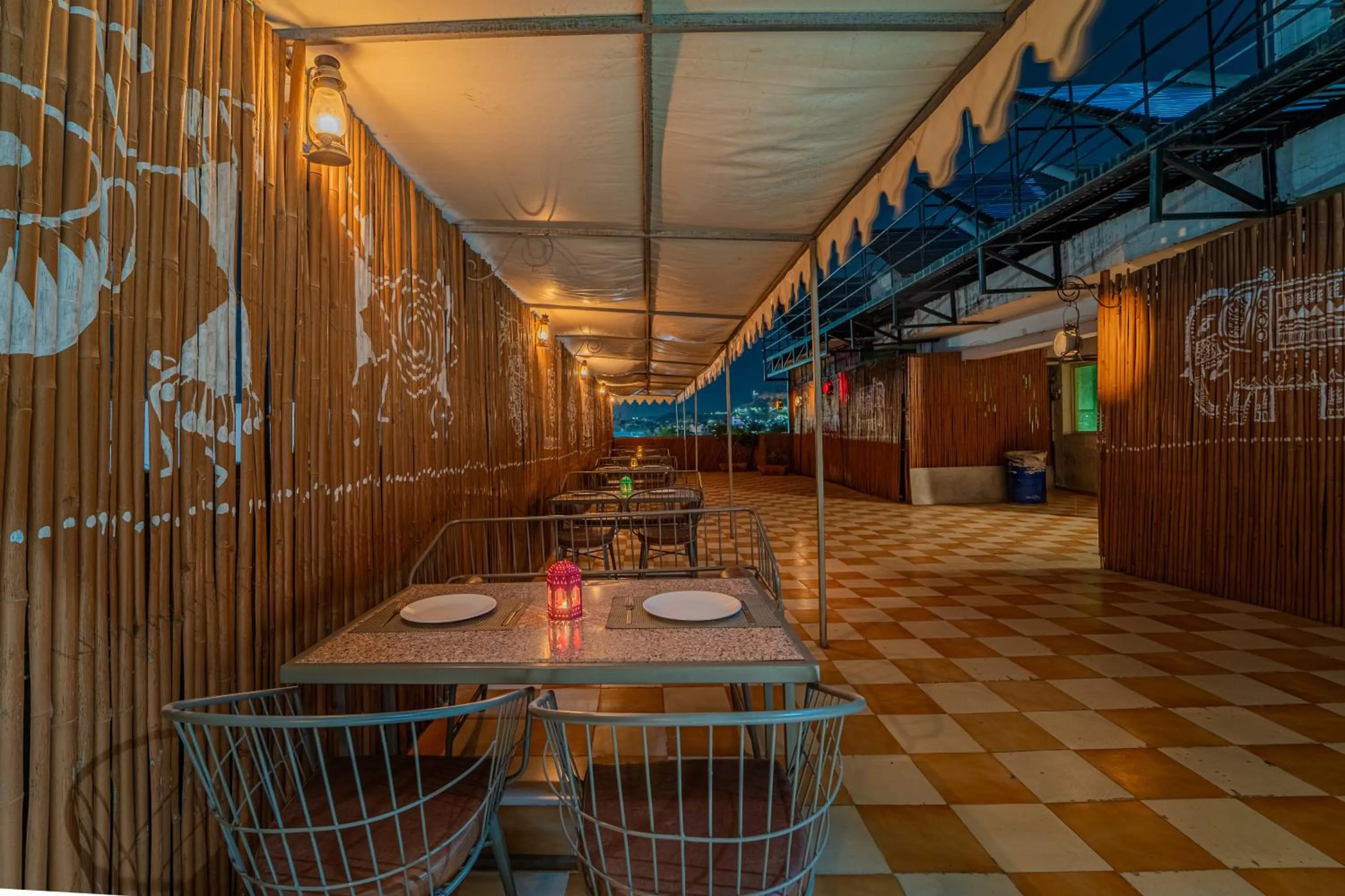 Restaurant/places to eat in Hotel City Square By KeyMagics