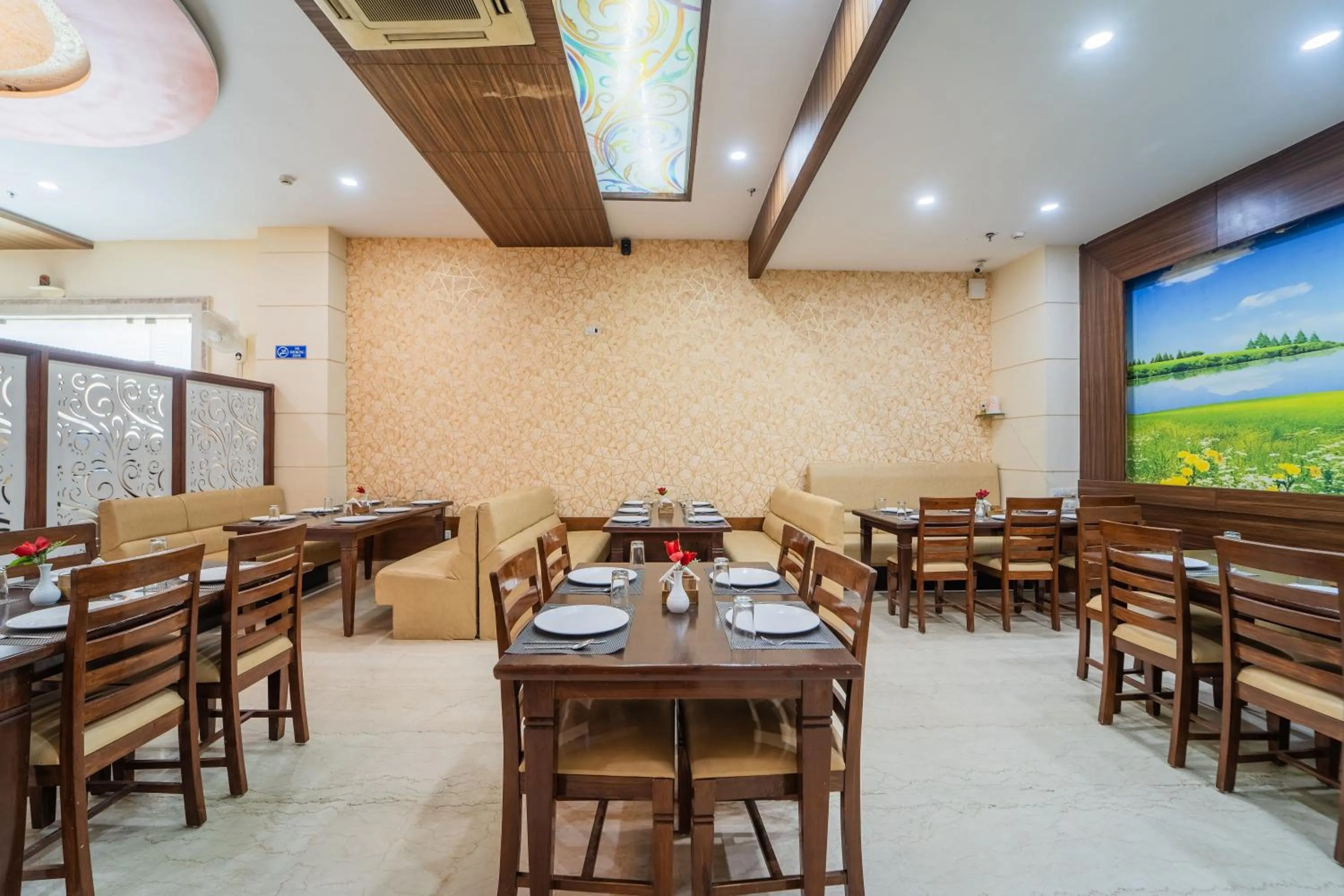 Restaurant/places to eat in Hotel City Square By KeyMagics