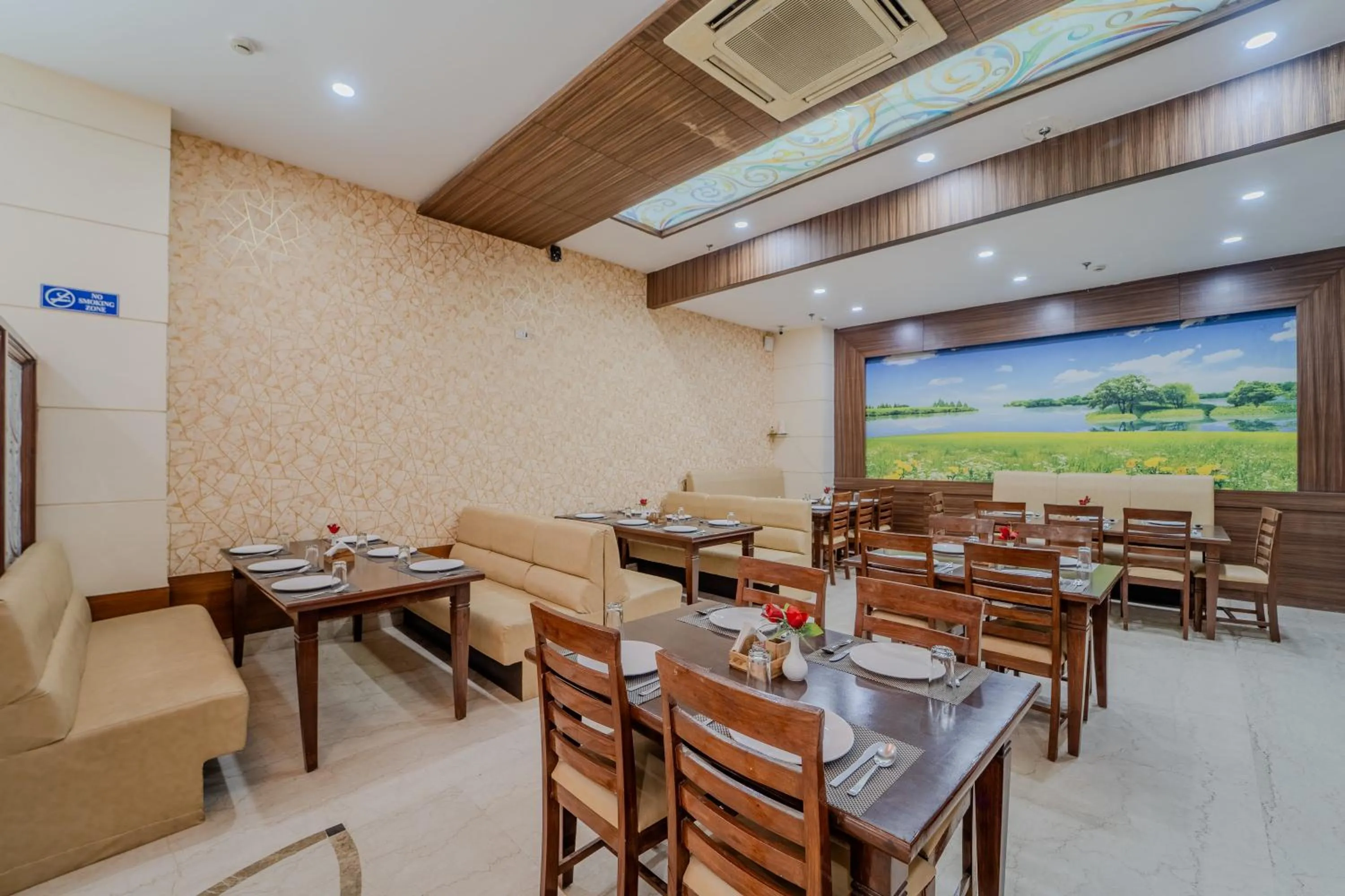 Restaurant/places to eat in Hotel City Square By KeyMagics