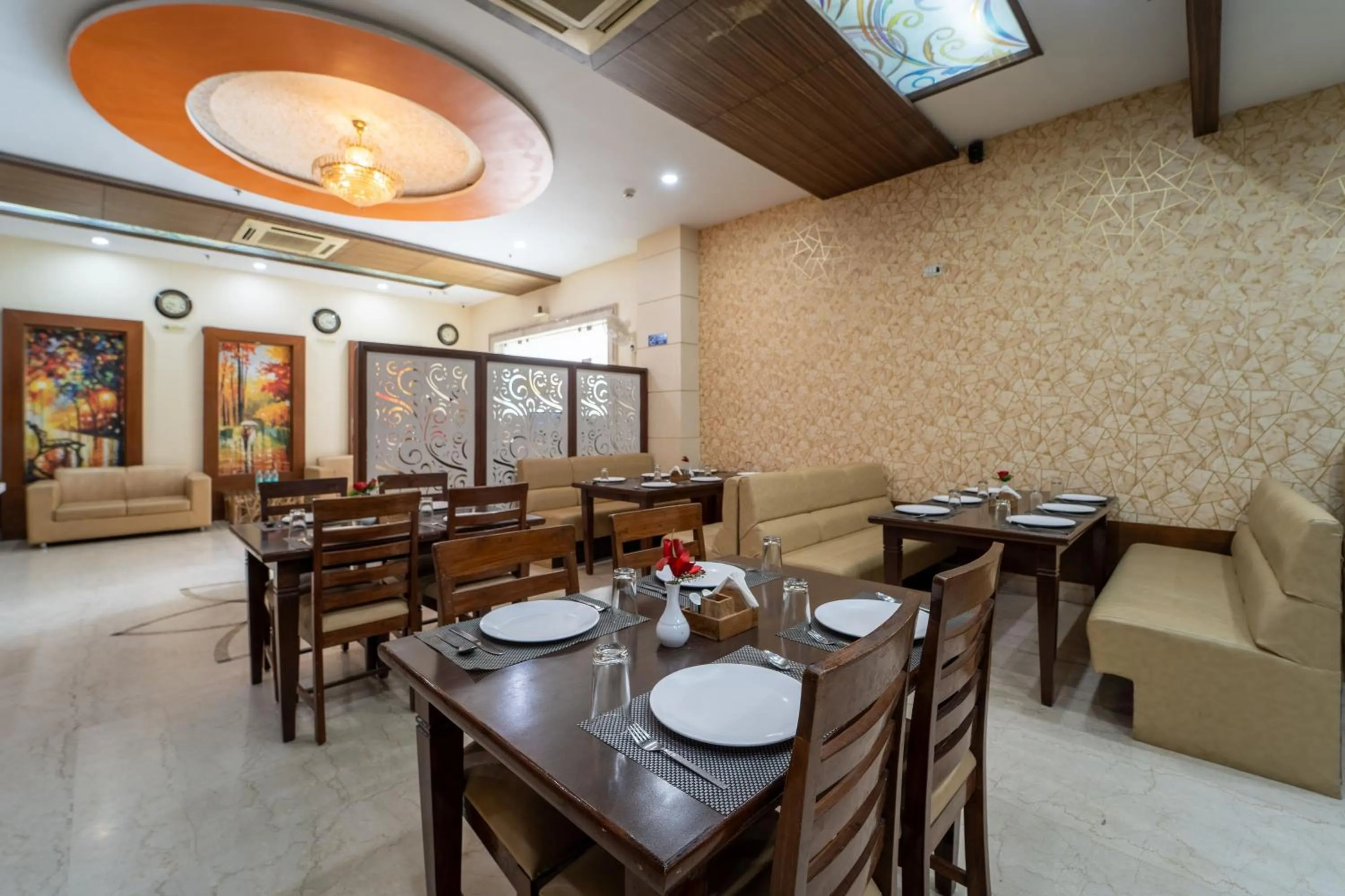 Restaurant/places to eat in Hotel City Square By KeyMagics