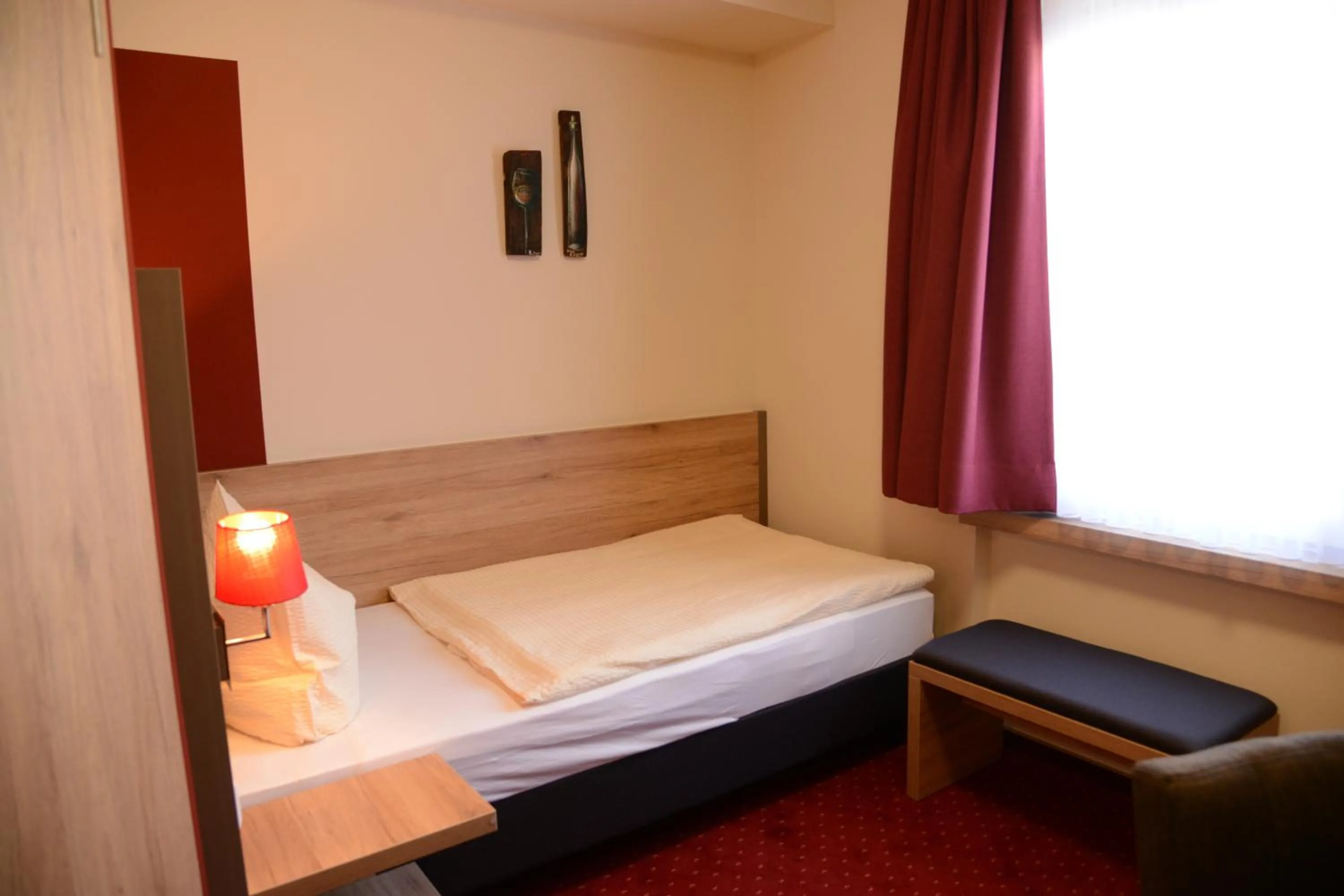 Photo of the whole room, Bed in Weinhaus Gräfen