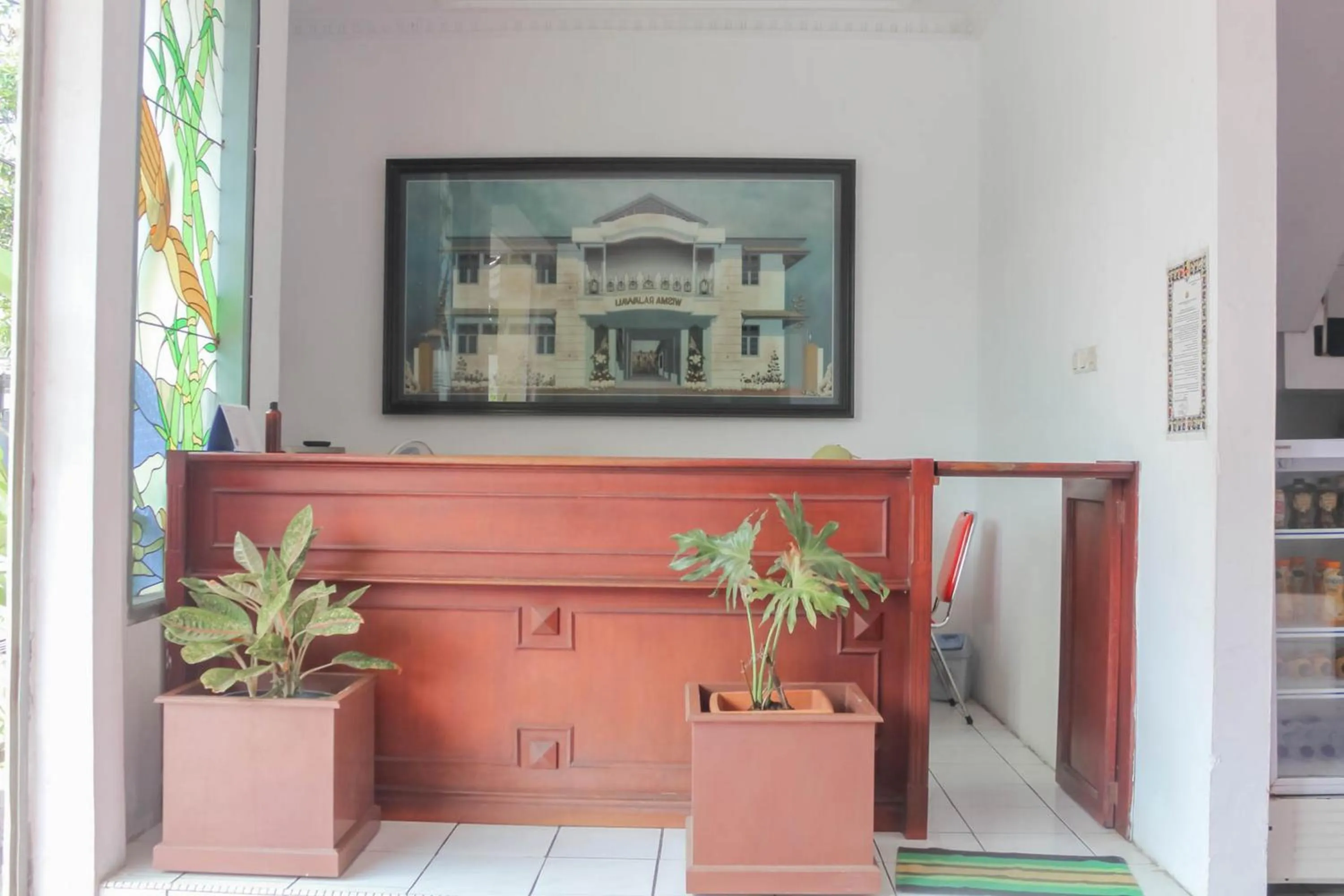 Facade/entrance in Hotel Rajawali Mitra RedDoorz