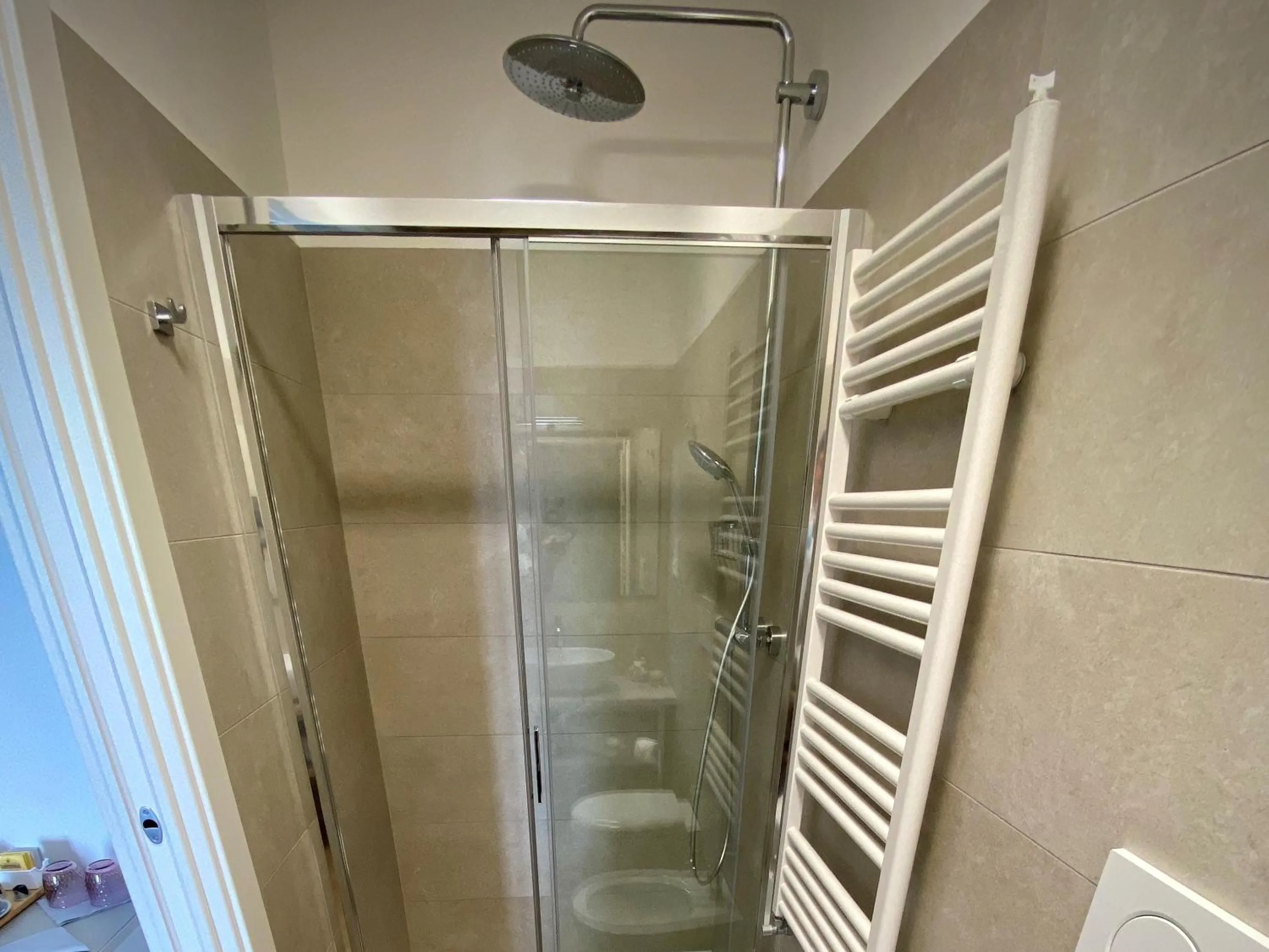 Shower in Five Flowers Guest House