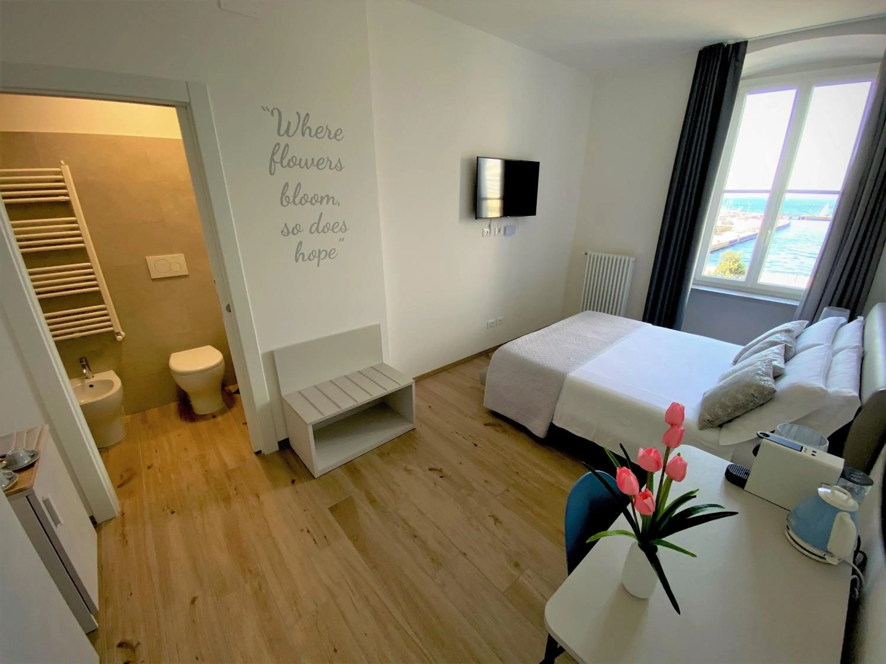 Bed in Five Flowers Guest House