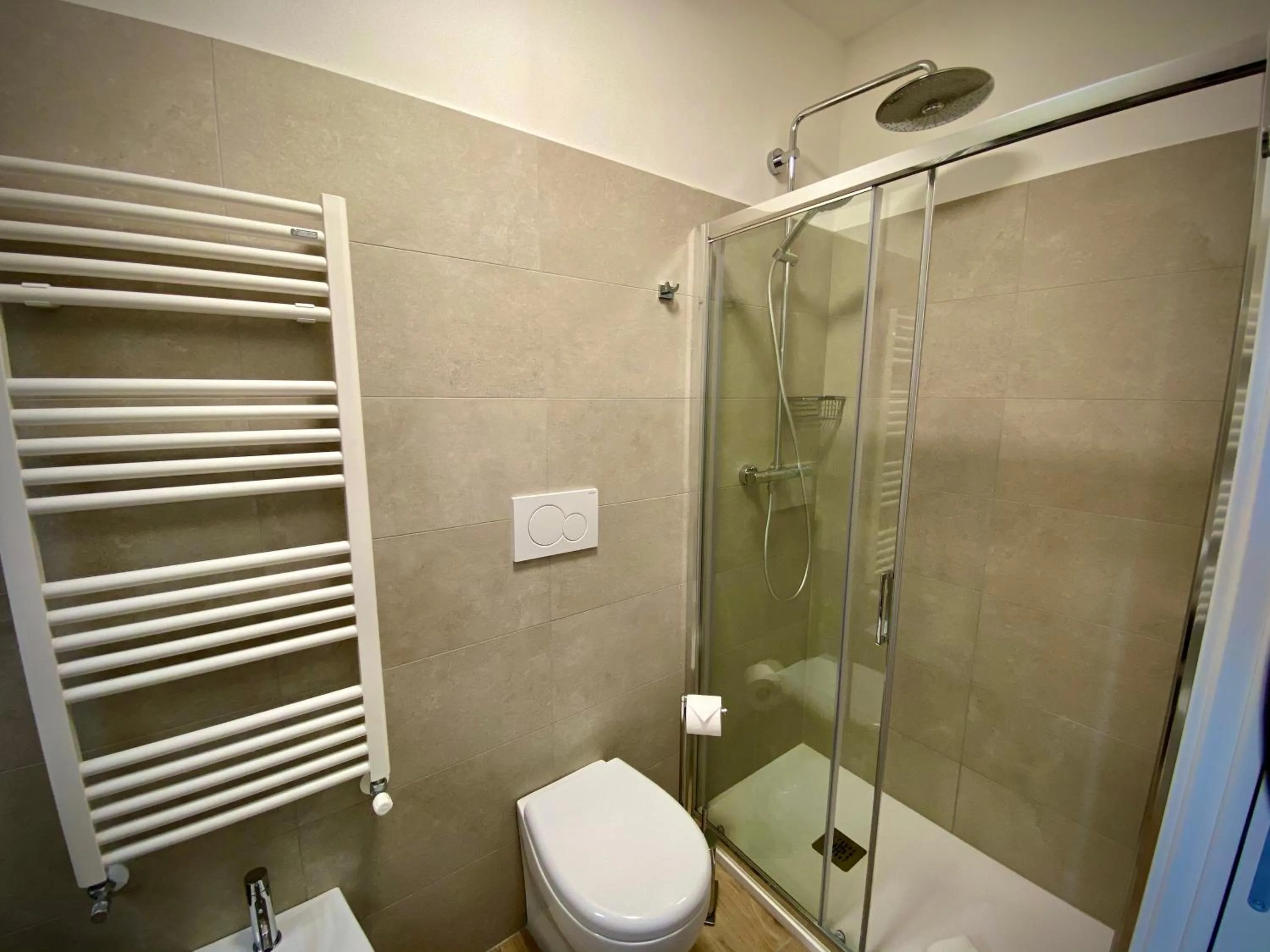 Shower in Five Flowers Guest House