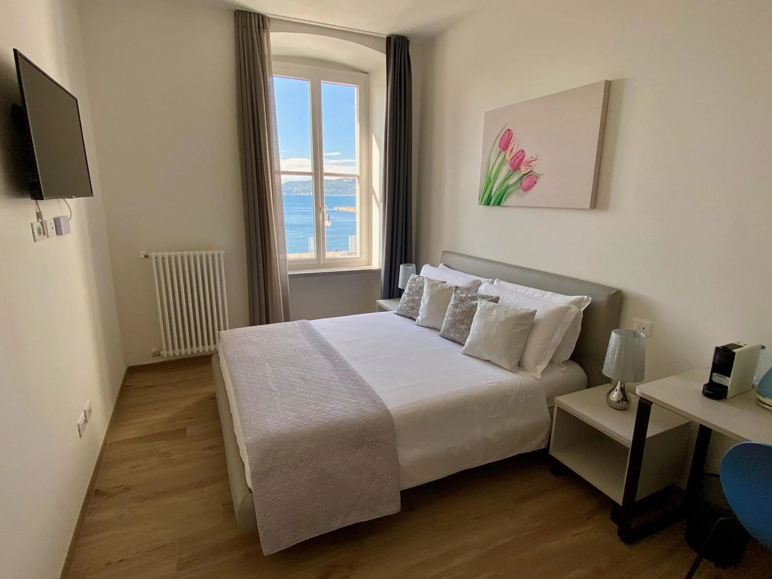 Bed in Five Flowers Guest House