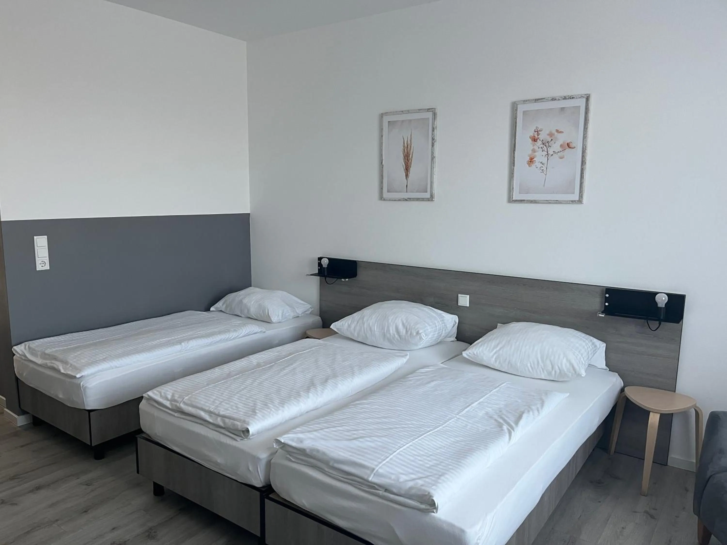 Bed in PRIMA Inn HOTEL & HOF NEURUPPIN - digitales & rezeptionsloses Motel