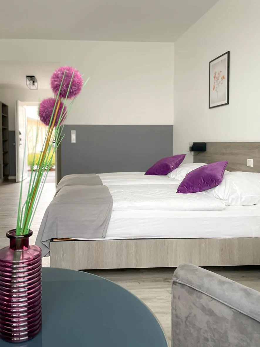 Bed in PRIMA Inn HOTEL & HOF NEURUPPIN - digitales & rezeptionsloses Motel