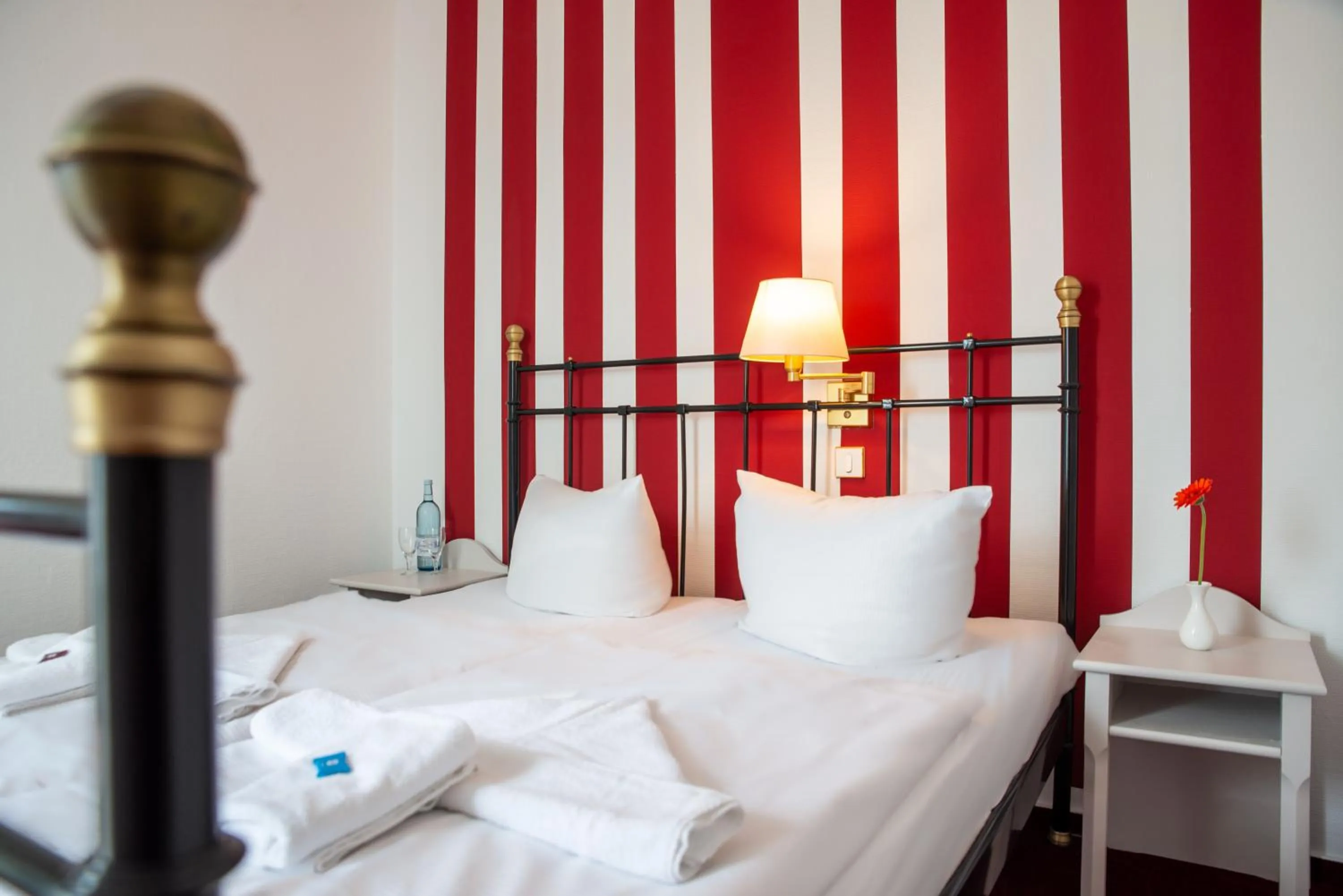 Photo of the whole room, Bed in Meeressterne Hotel Weißes Schloß