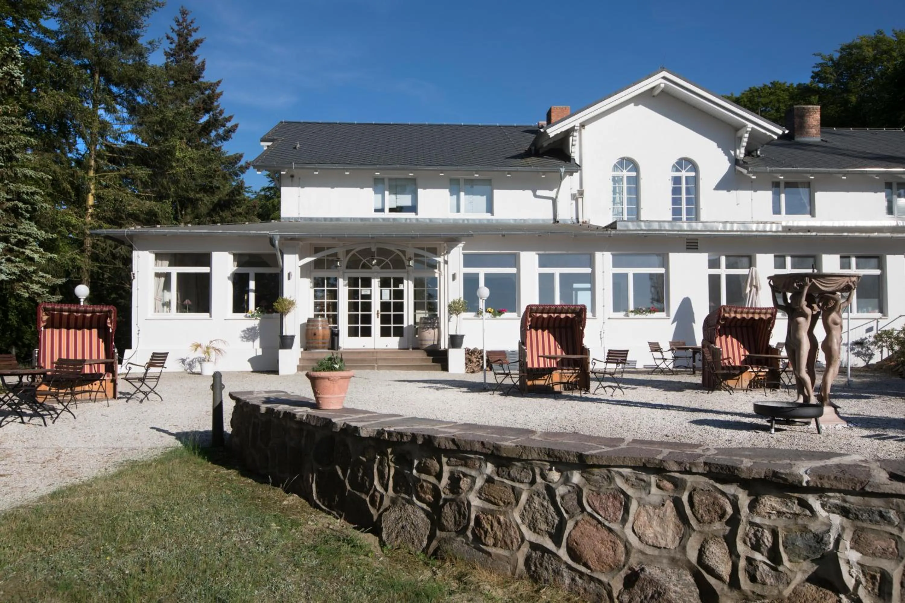 Property building in Meeressterne Hotel Weißes Schloß