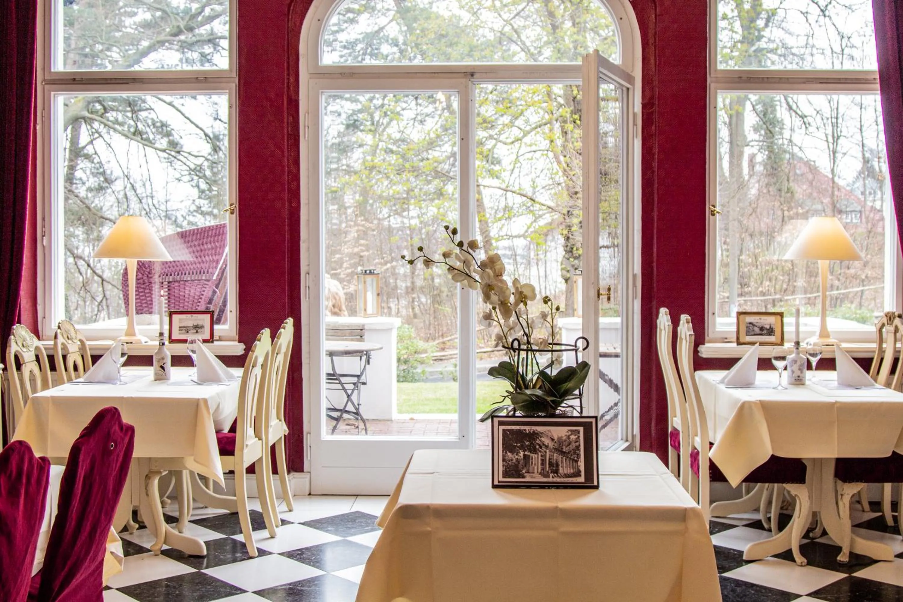 Restaurant/places to eat in Meeressterne Hotel Weißes Schloß