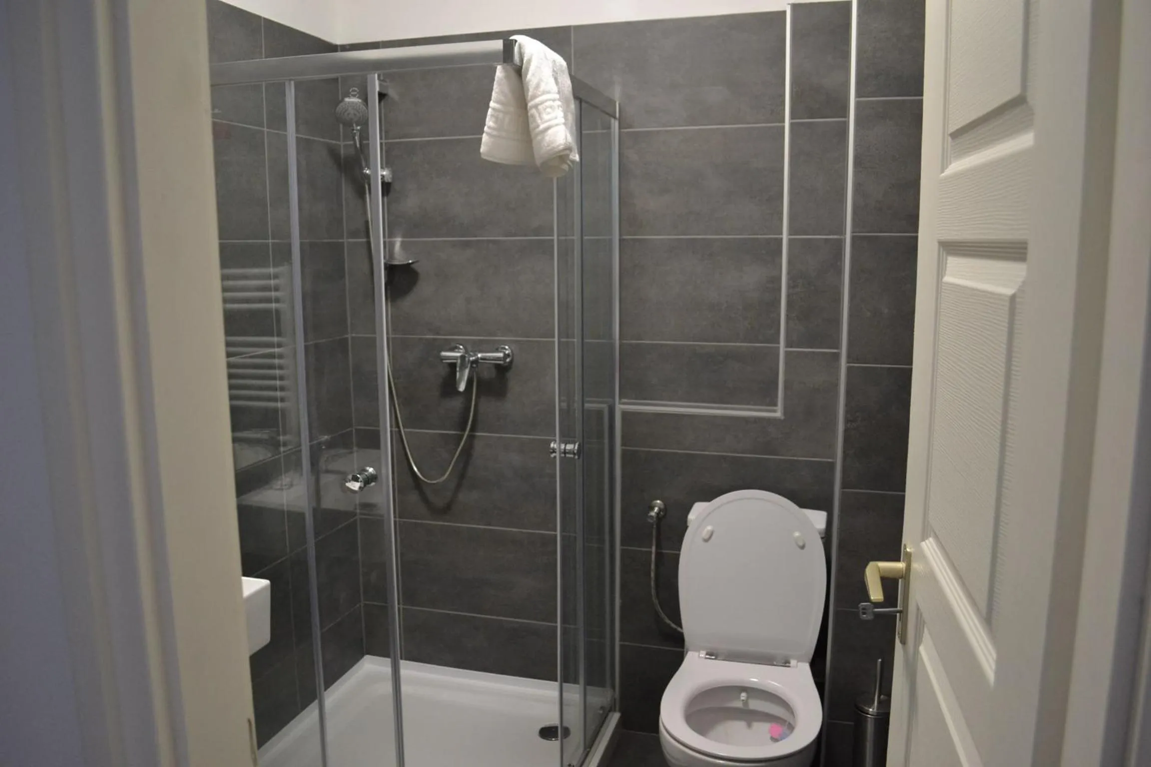 Toilet in Főnix Design Rooms