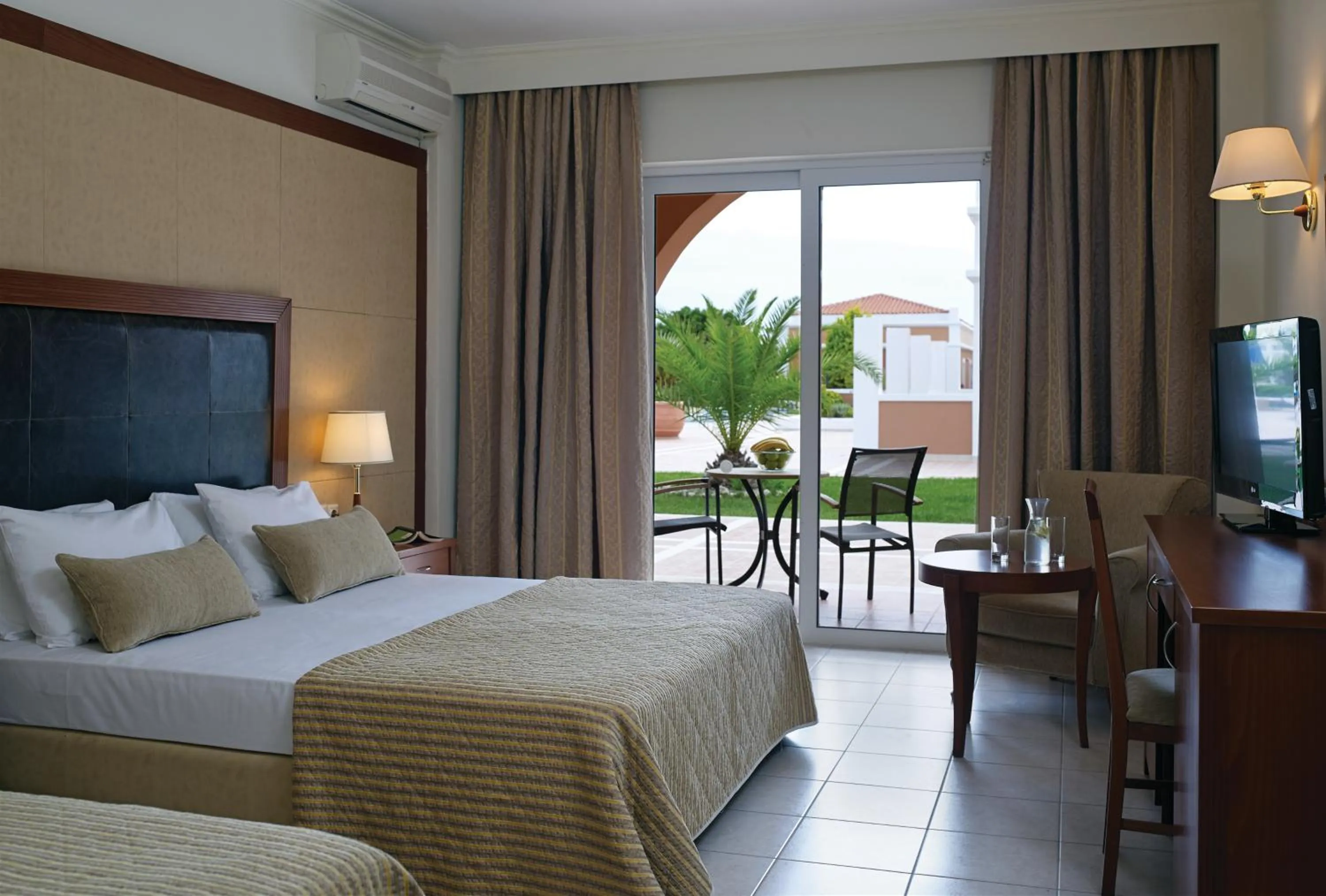 Photo of the whole room, Bed in Porto Bello Royal