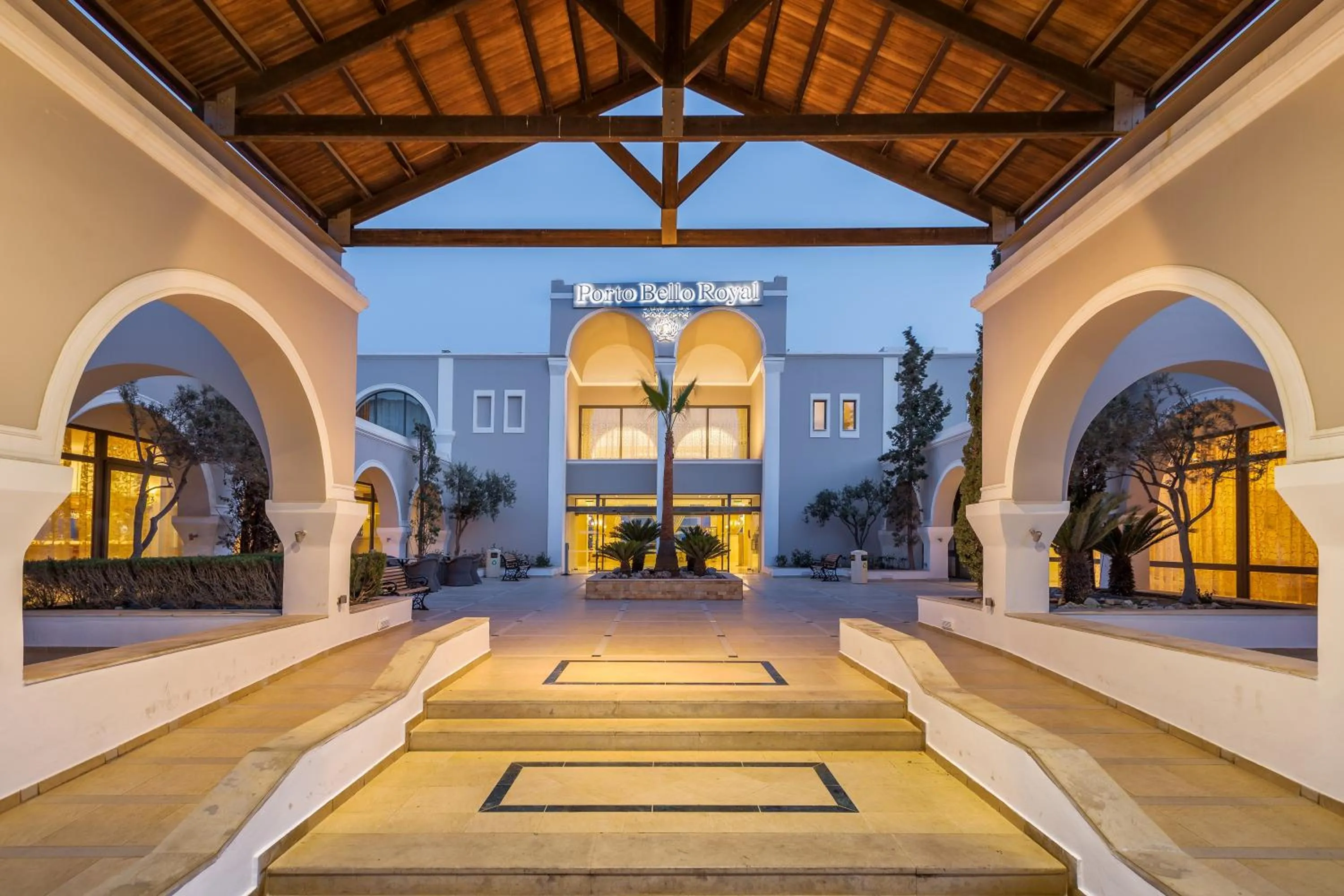 Property building in Porto Bello Royal