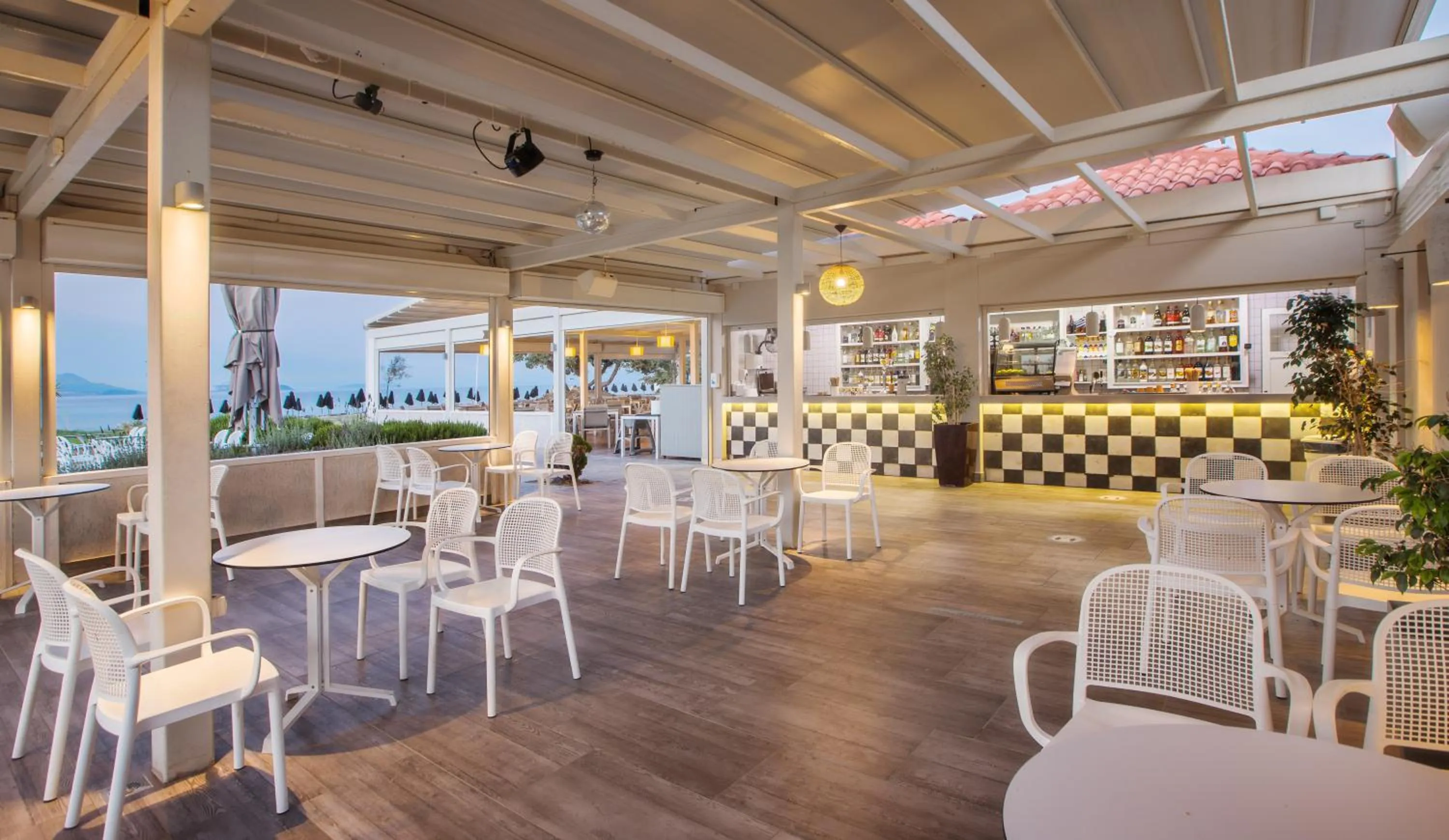 Restaurant/places to eat in Porto Bello Royal