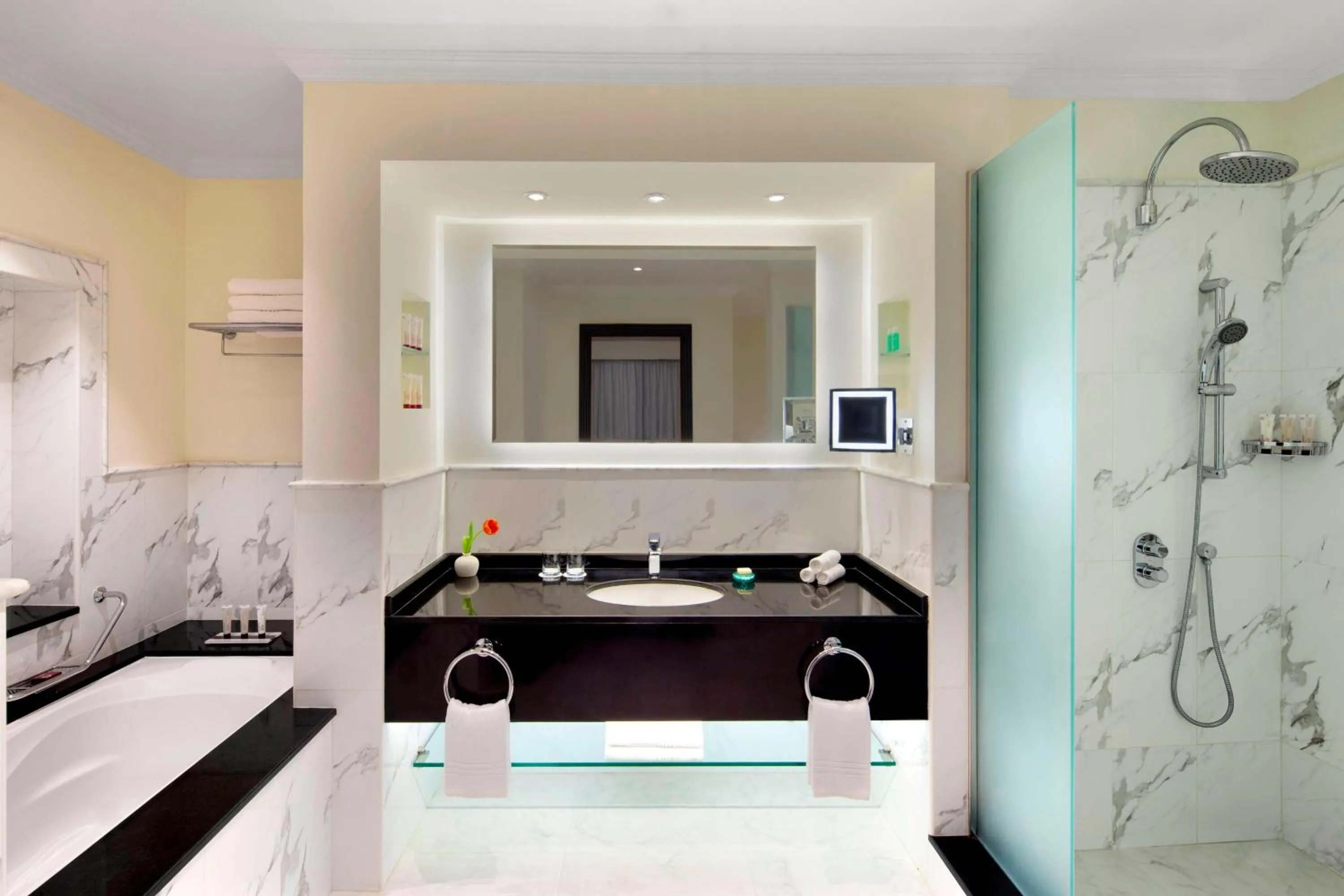 Deluxe Guest room, 2 Twin/Single Bed(s), Ocean view in Le Meridien Al Aqah Beach Resort