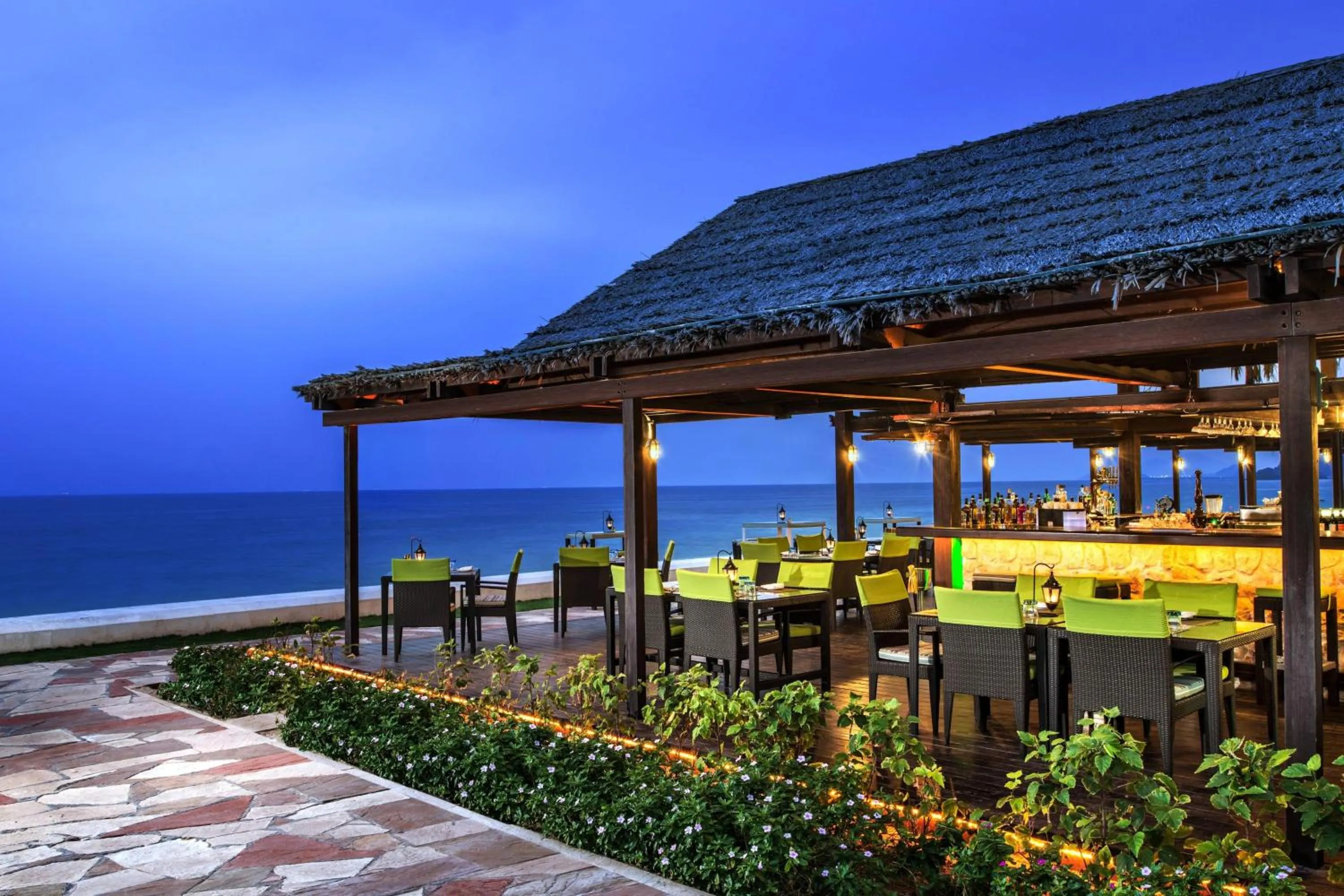 Lounge or bar in Le Meridien Al Aqah Beach Resort