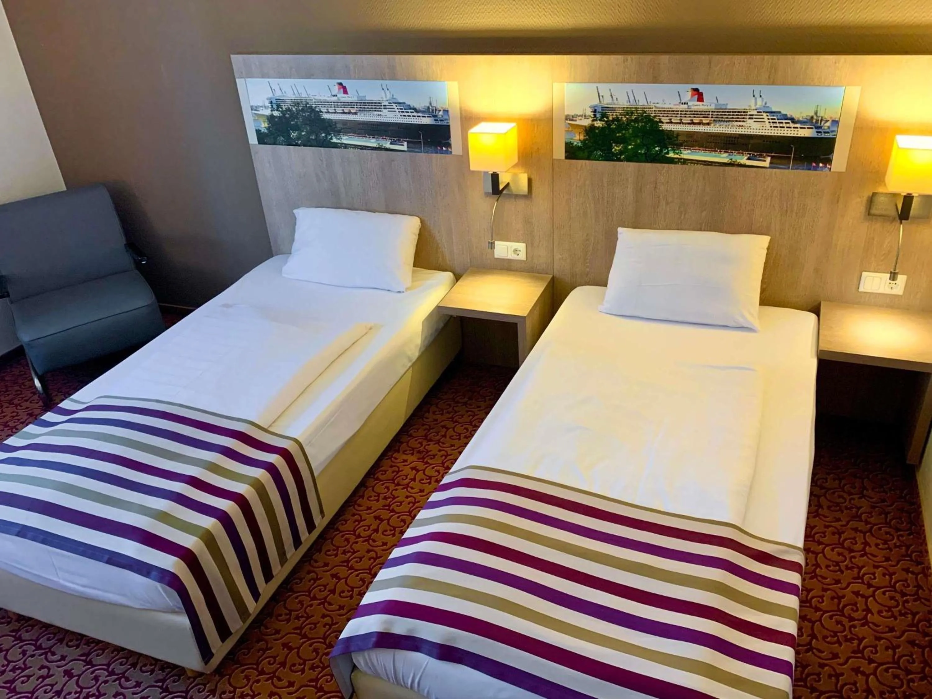 Bedroom, Bed in Mercure Hotel Hamburg am Volkspark