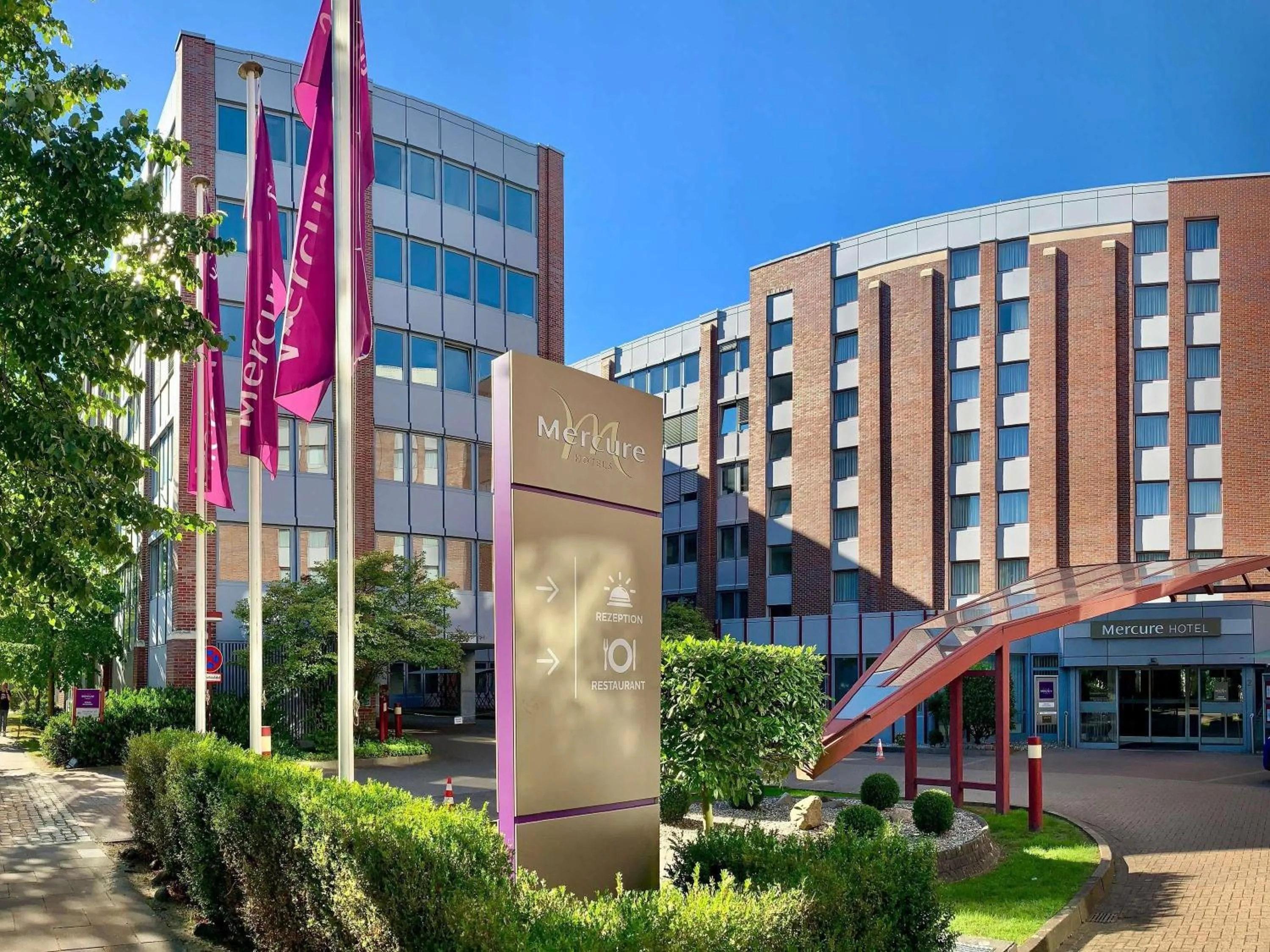 Property building in Mercure Hotel Hamburg am Volkspark