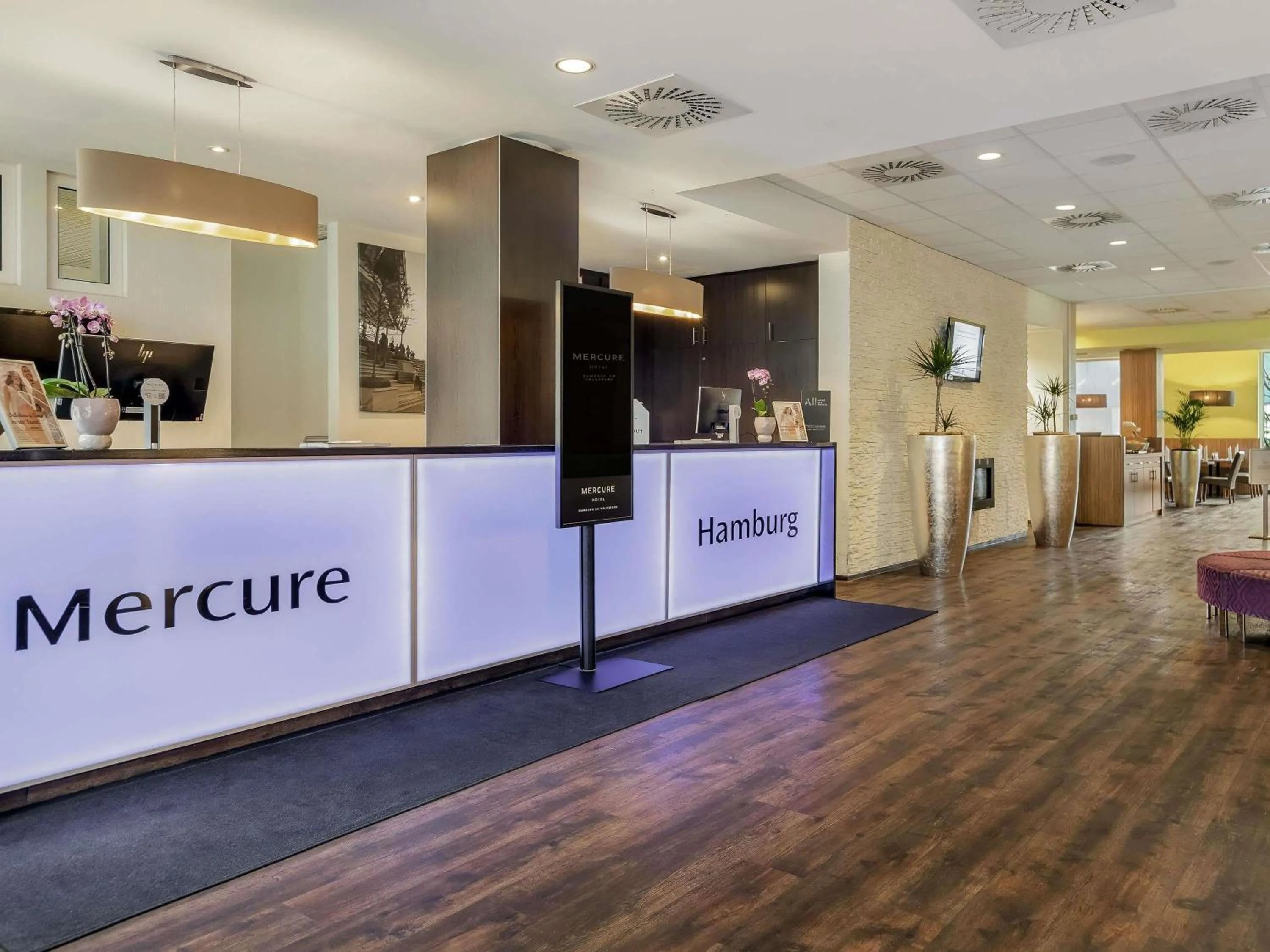 Lobby or reception in Mercure Hotel Hamburg am Volkspark