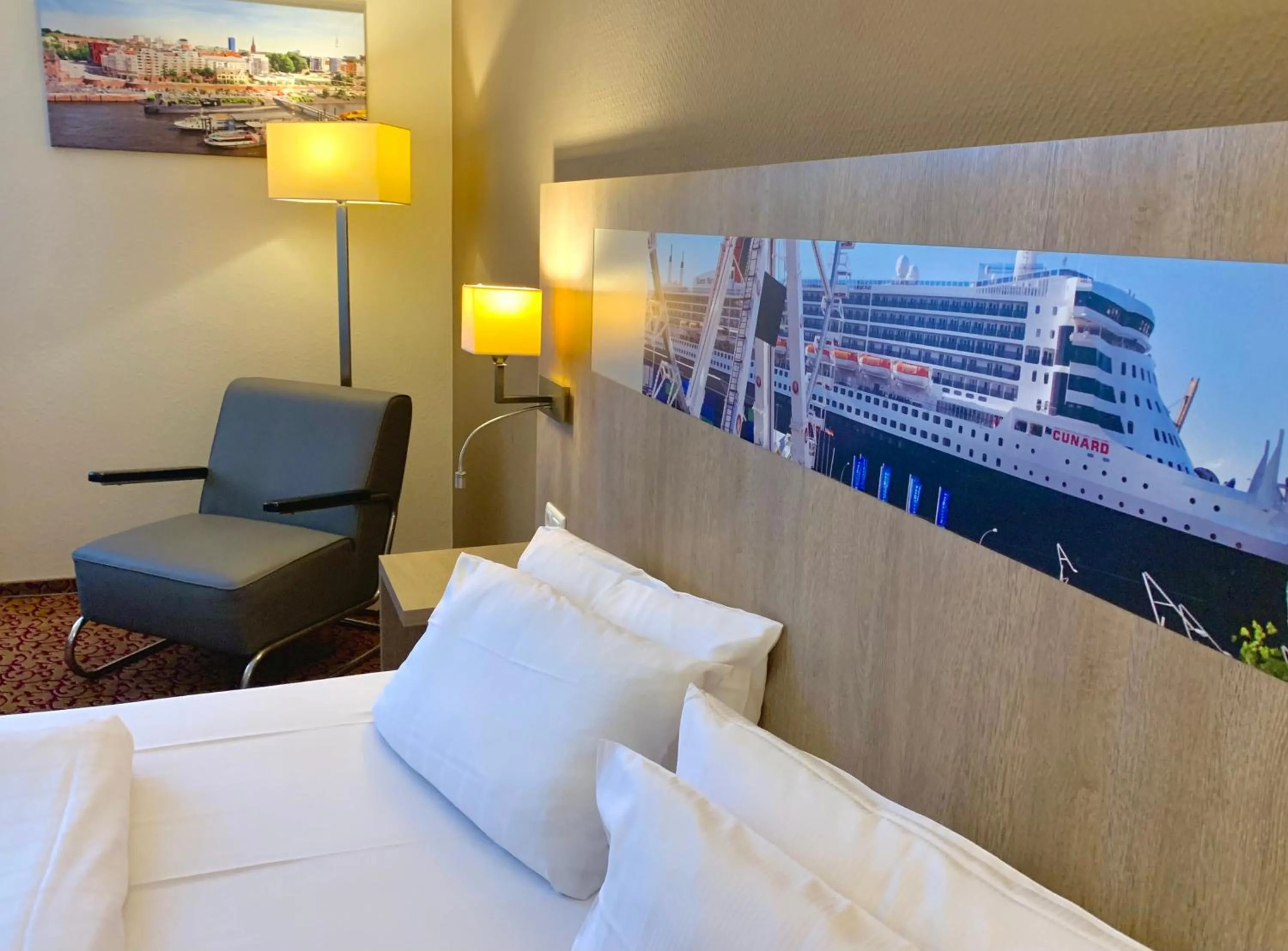 Bed in Mercure Hotel Hamburg am Volkspark