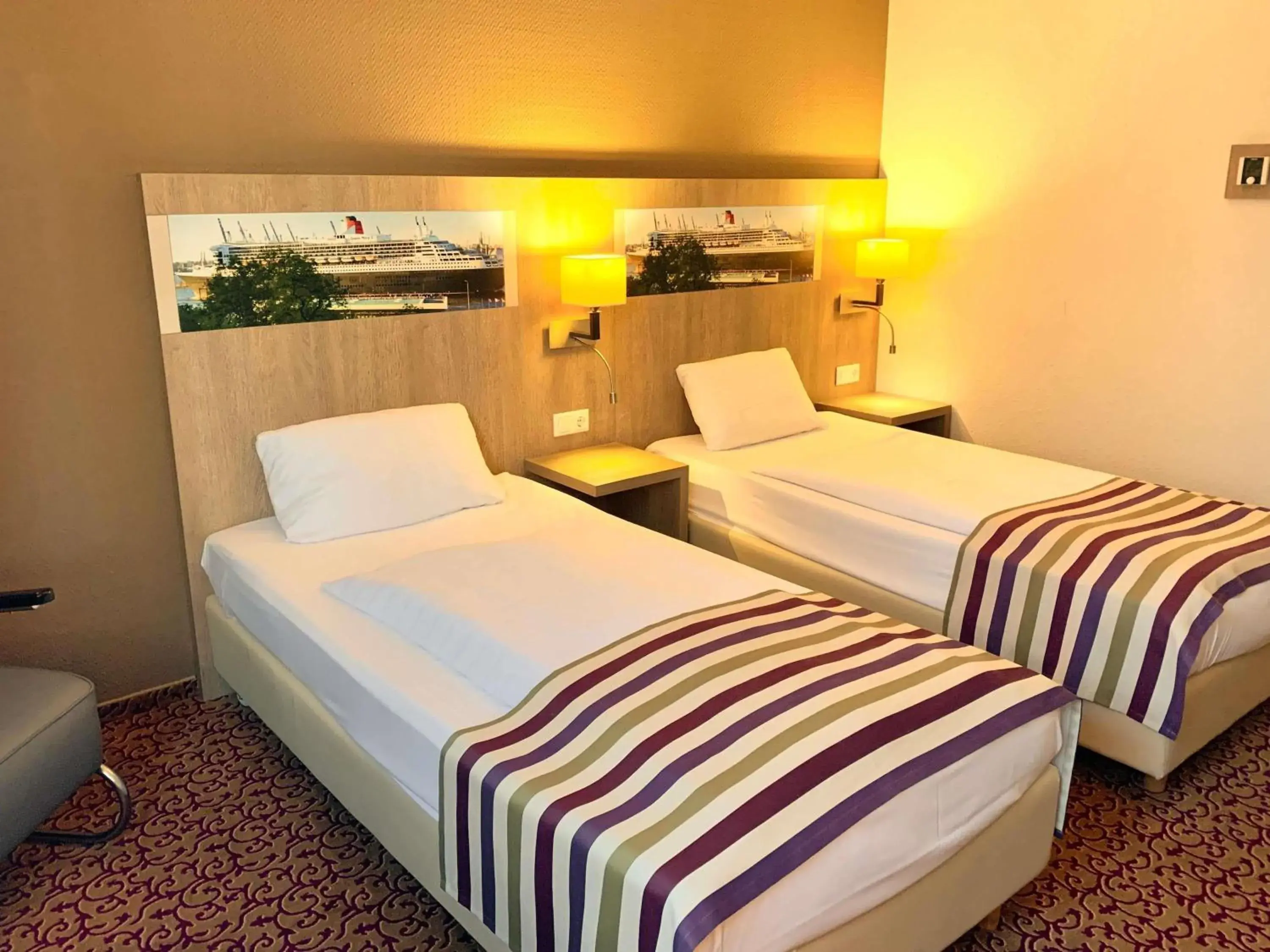 Bedroom, Bed in Mercure Hotel Hamburg am Volkspark Bedroom, Bed in Mercure Hotel Hamburg am Volkspark