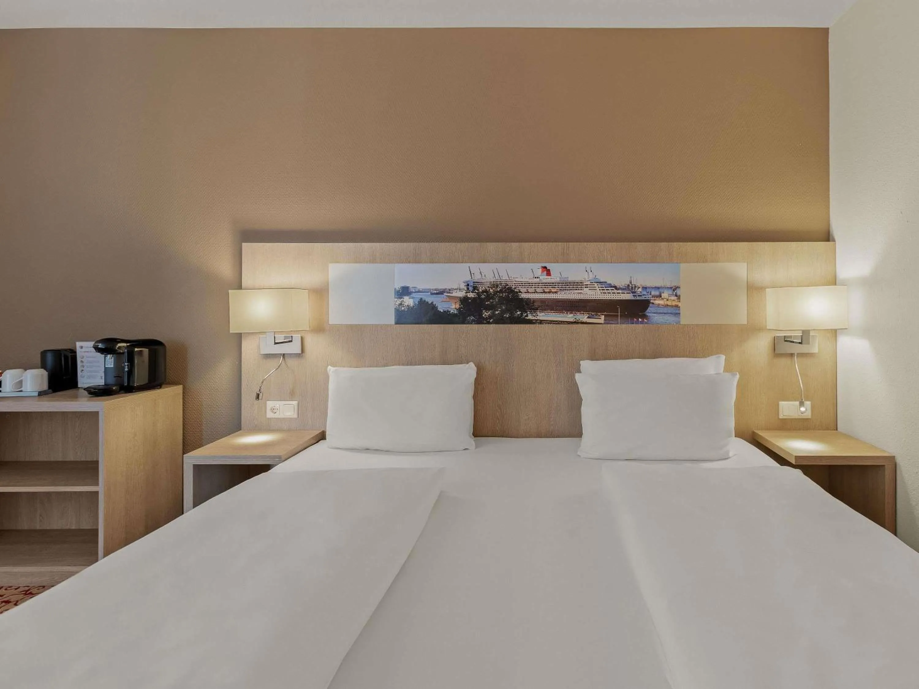 Bed in Mercure Hotel Hamburg am Volkspark