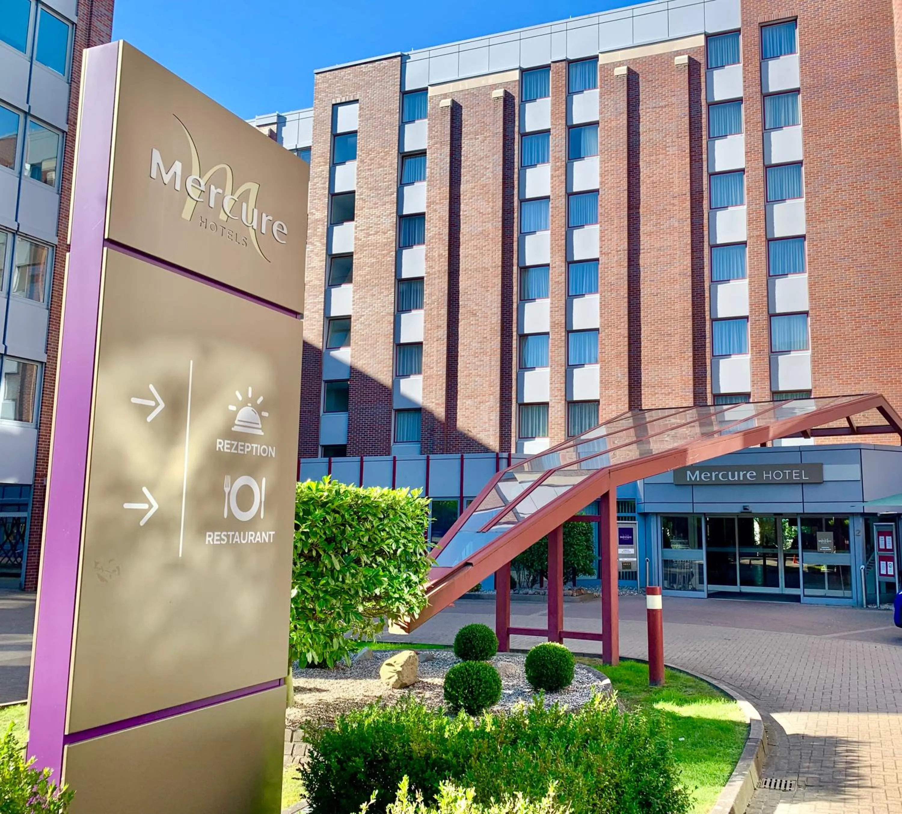 Property building in Mercure Hotel Hamburg am Volkspark