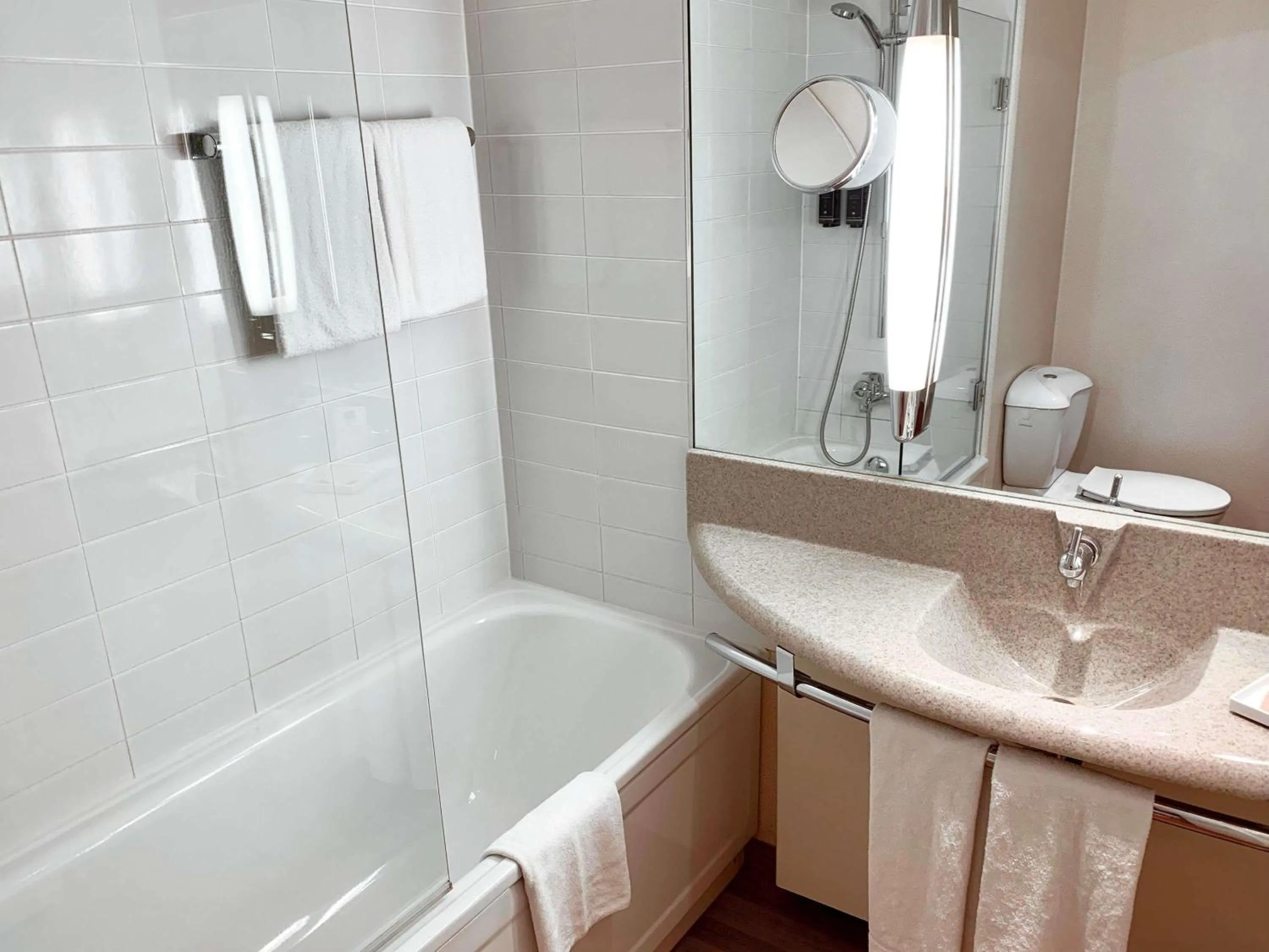 Bedroom in Mercure Hotel Hamburg am Volkspark