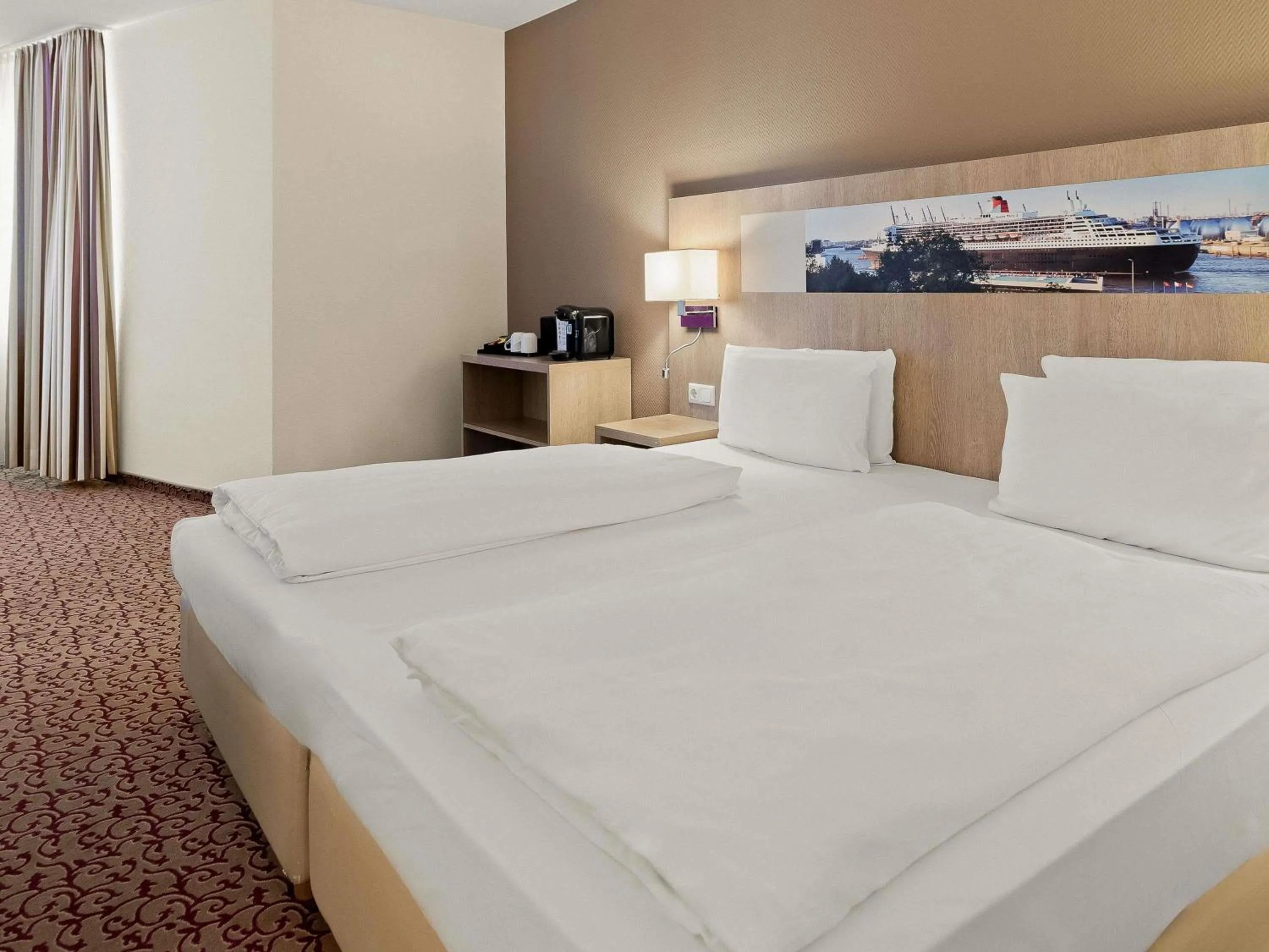 Coffee/tea facilities, Bed in Mercure Hotel Hamburg am Volkspark