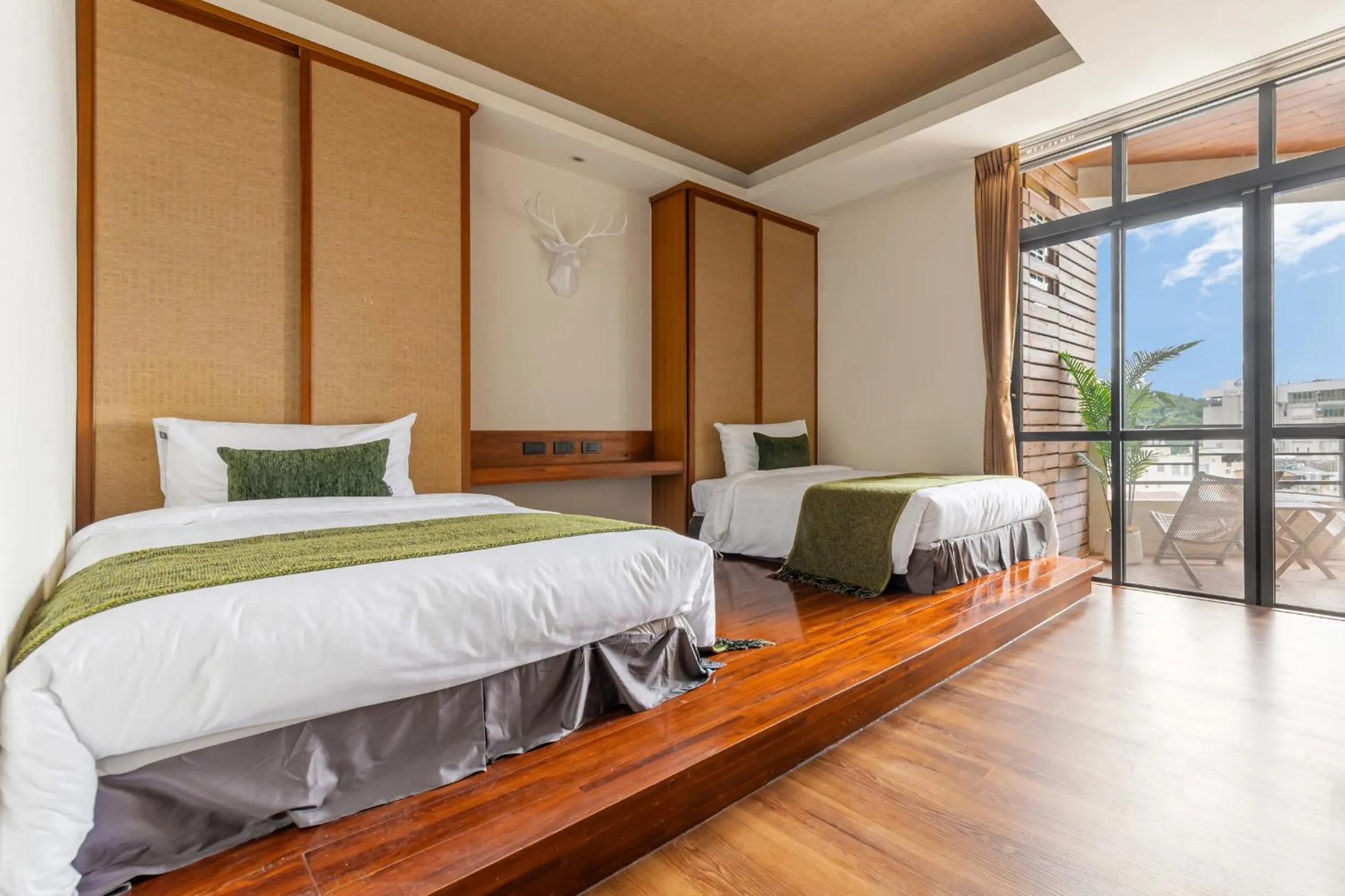 Balcony/Terrace, Bed in ItaThao Vacation Inn with Elevator