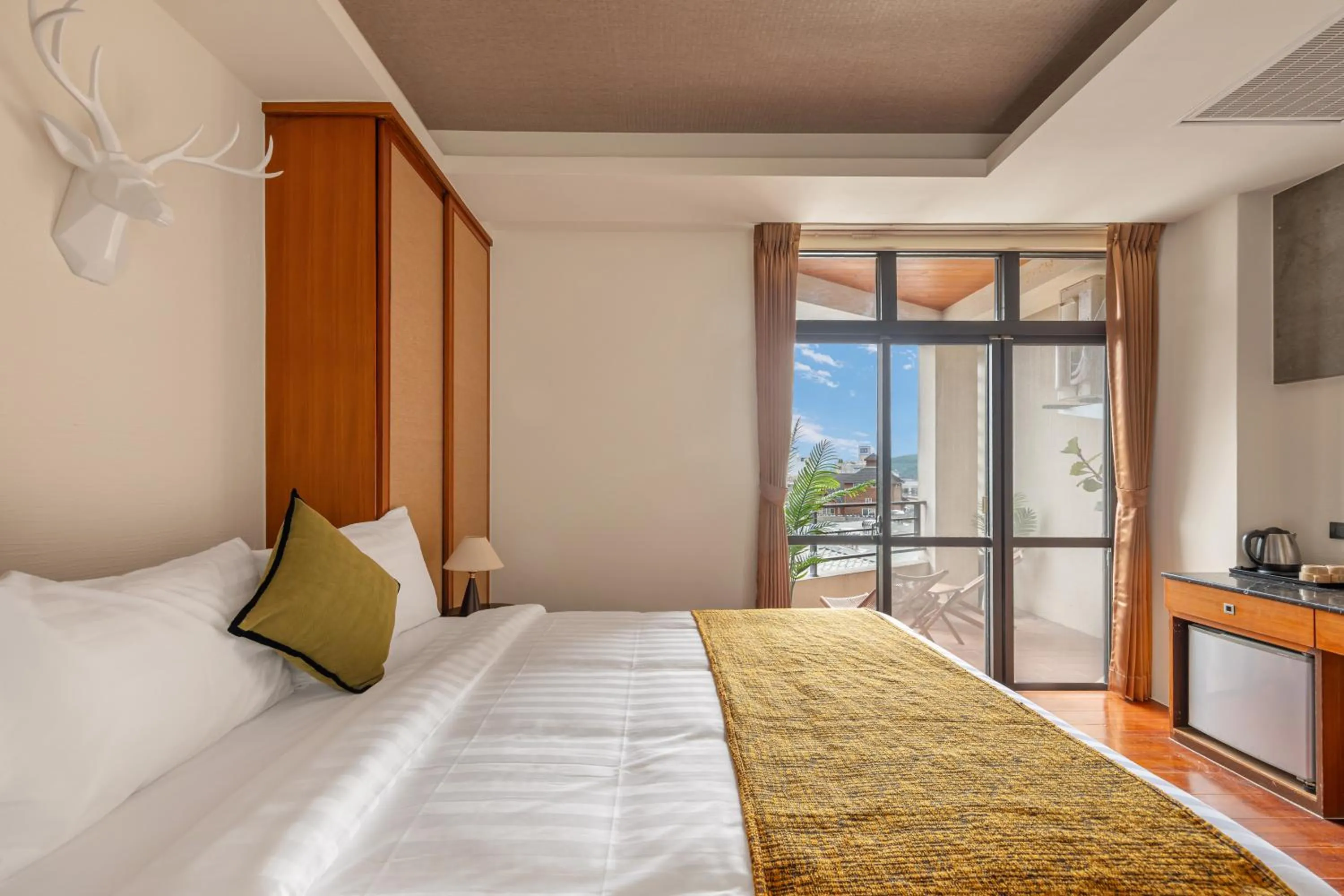 Day, Bed in ItaThao Vacation Inn with Elevator