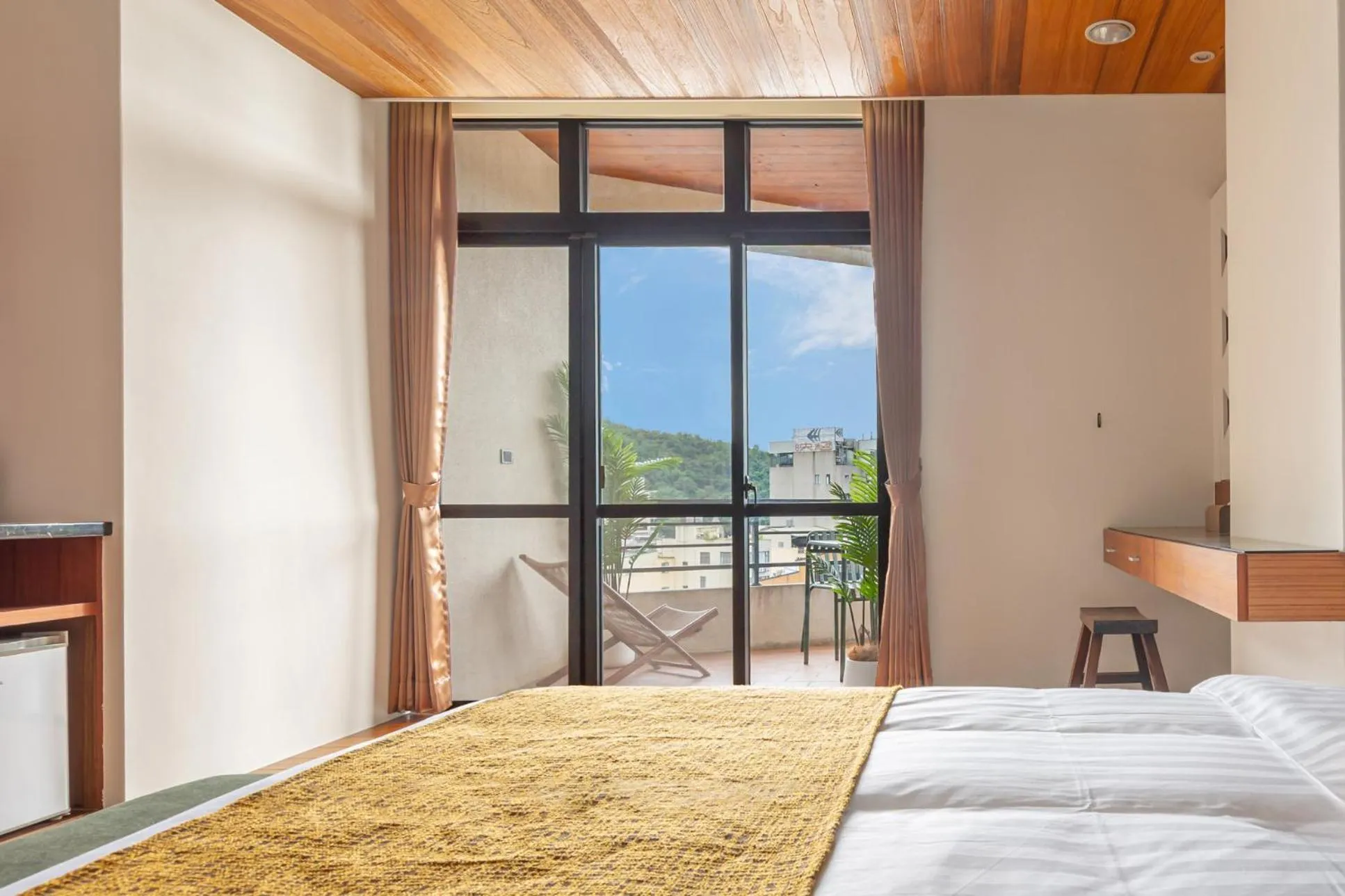 Balcony/Terrace, Bed in ItaThao Vacation Inn with Elevator