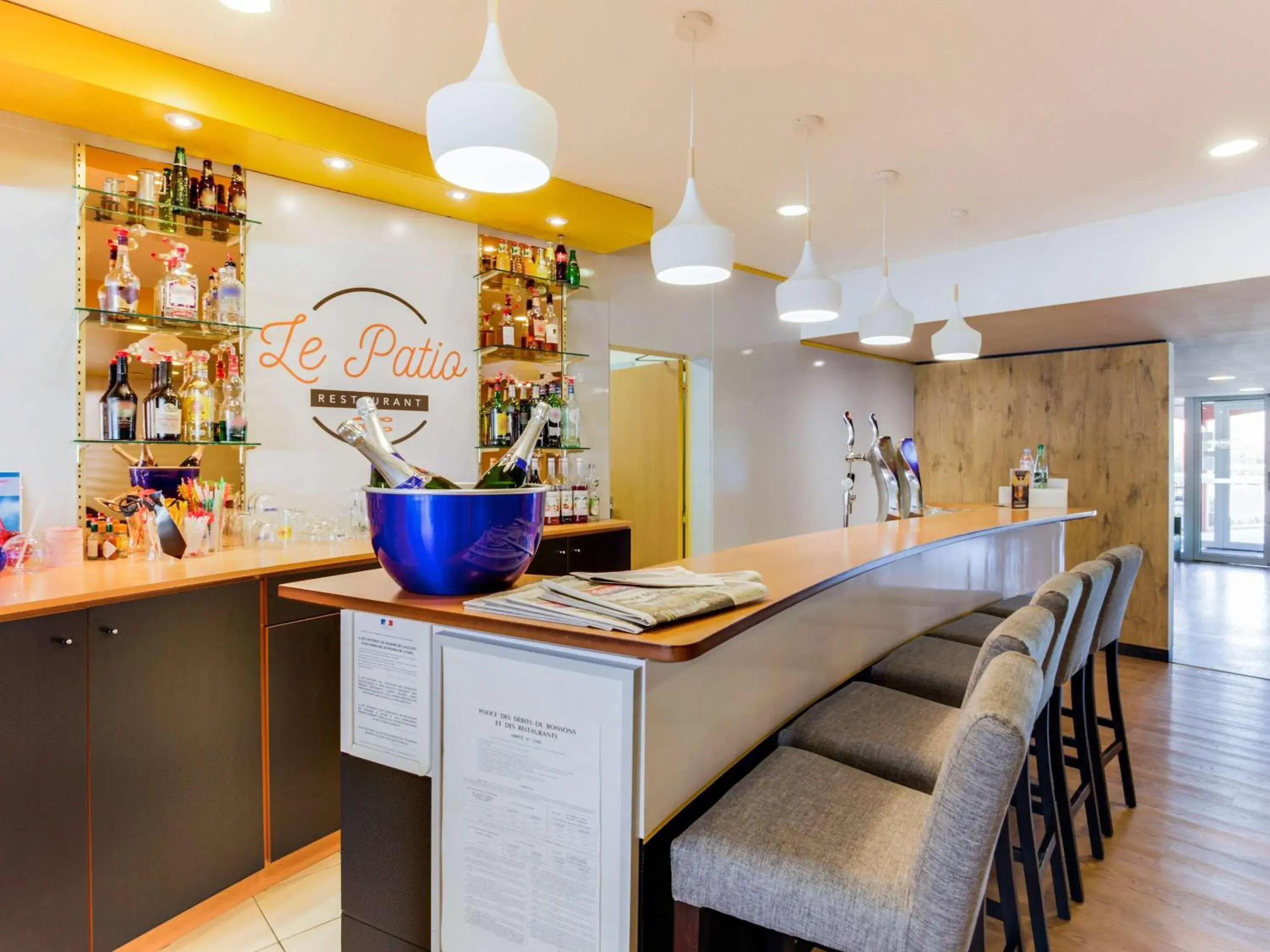 Lounge or bar in ibis Montélimar Nord Lounge or bar in ibis Montélimar Nord