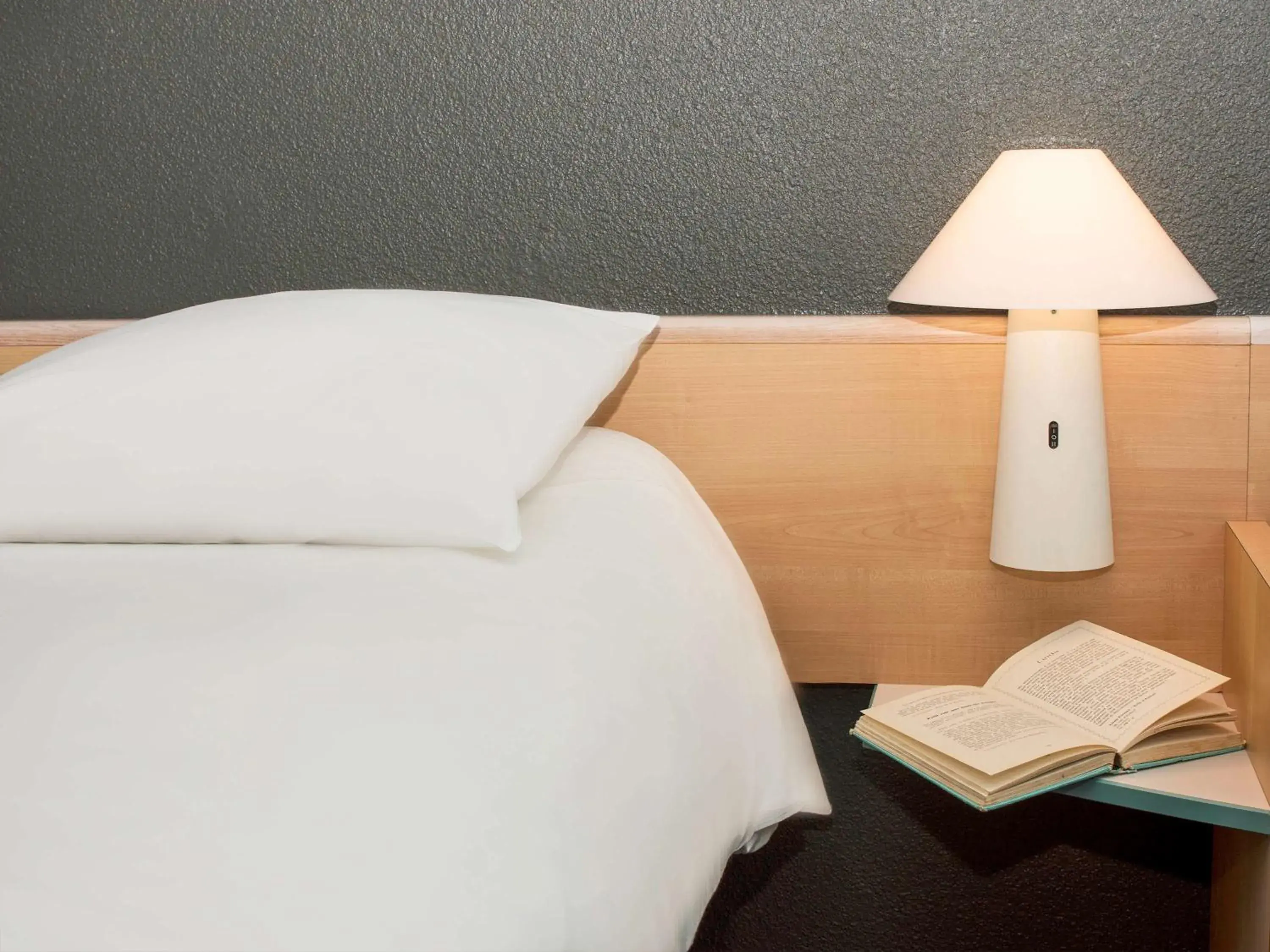 Bedroom, Bed in ibis Montélimar Nord Bedroom, Bed in ibis Montélimar Nord