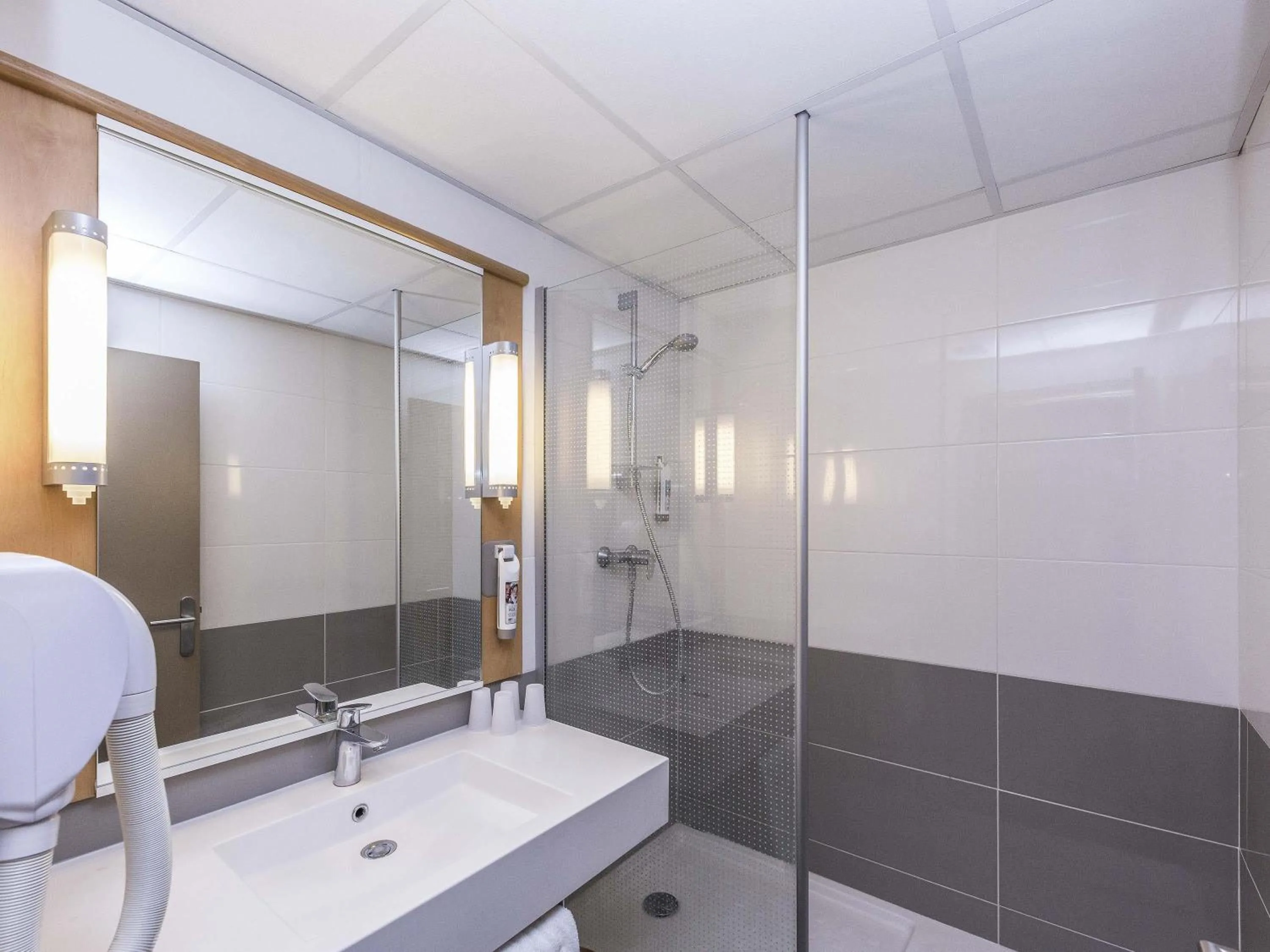 Bedroom in ibis Montélimar Nord