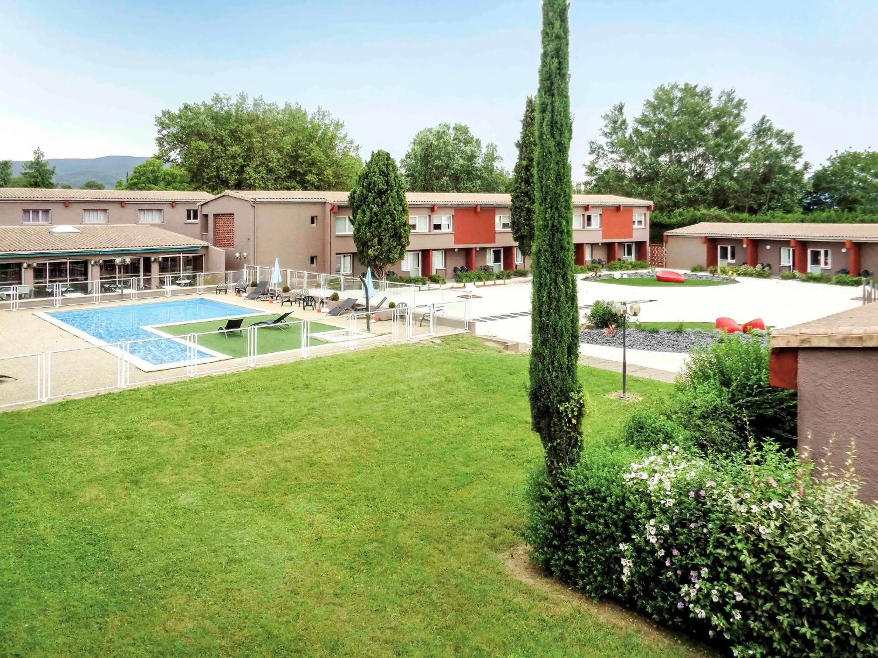 Pool view in ibis Montélimar Nord Pool view in ibis Montélimar Nord