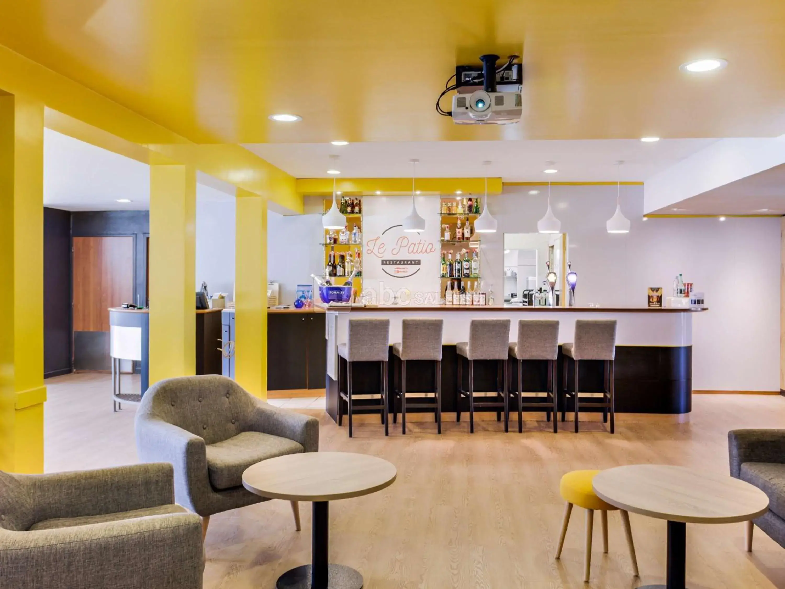 Lounge or bar in ibis Montélimar Nord Lounge or bar in ibis Montélimar Nord