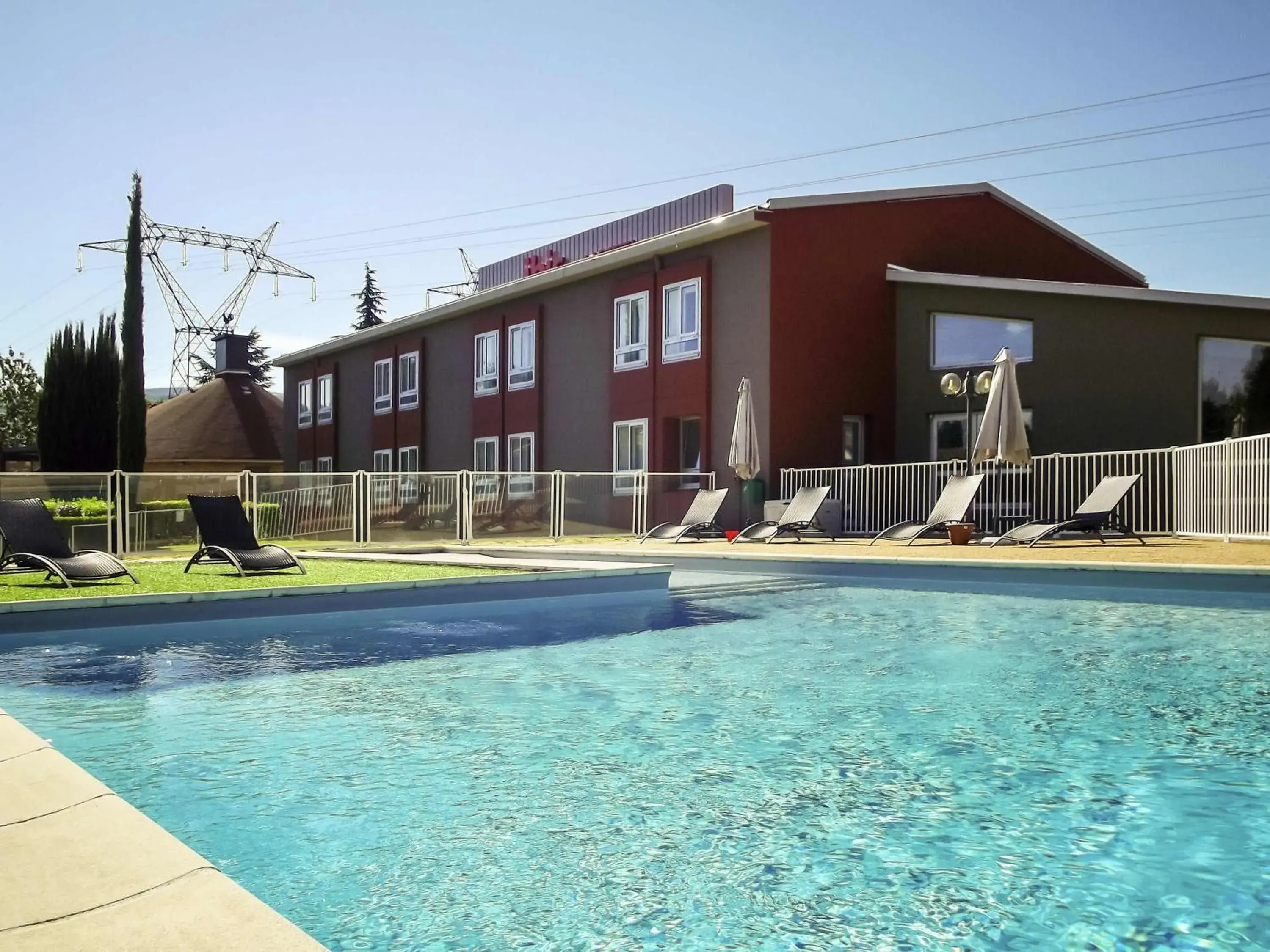 Pool view in ibis Montélimar Nord Pool view in ibis Montélimar Nord