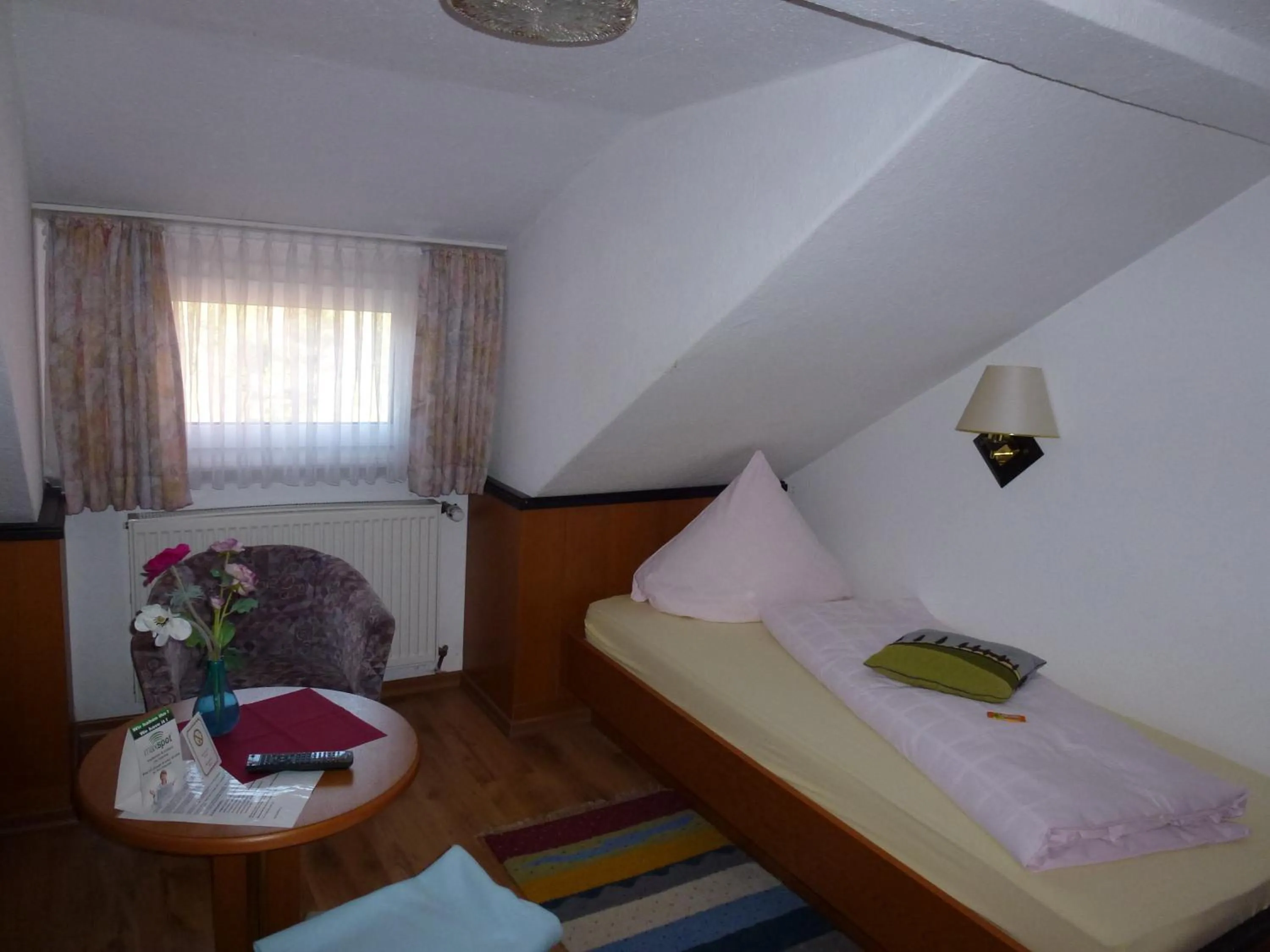 Bed in Hotel Wildunger Hof mit Gemeinschaftsküche