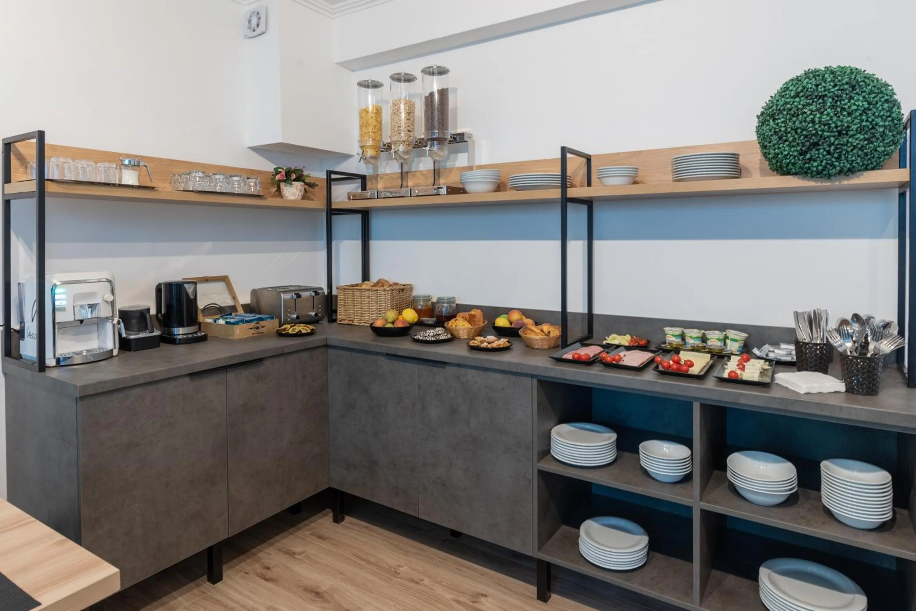 Restaurant/places to eat in Hotel PASO