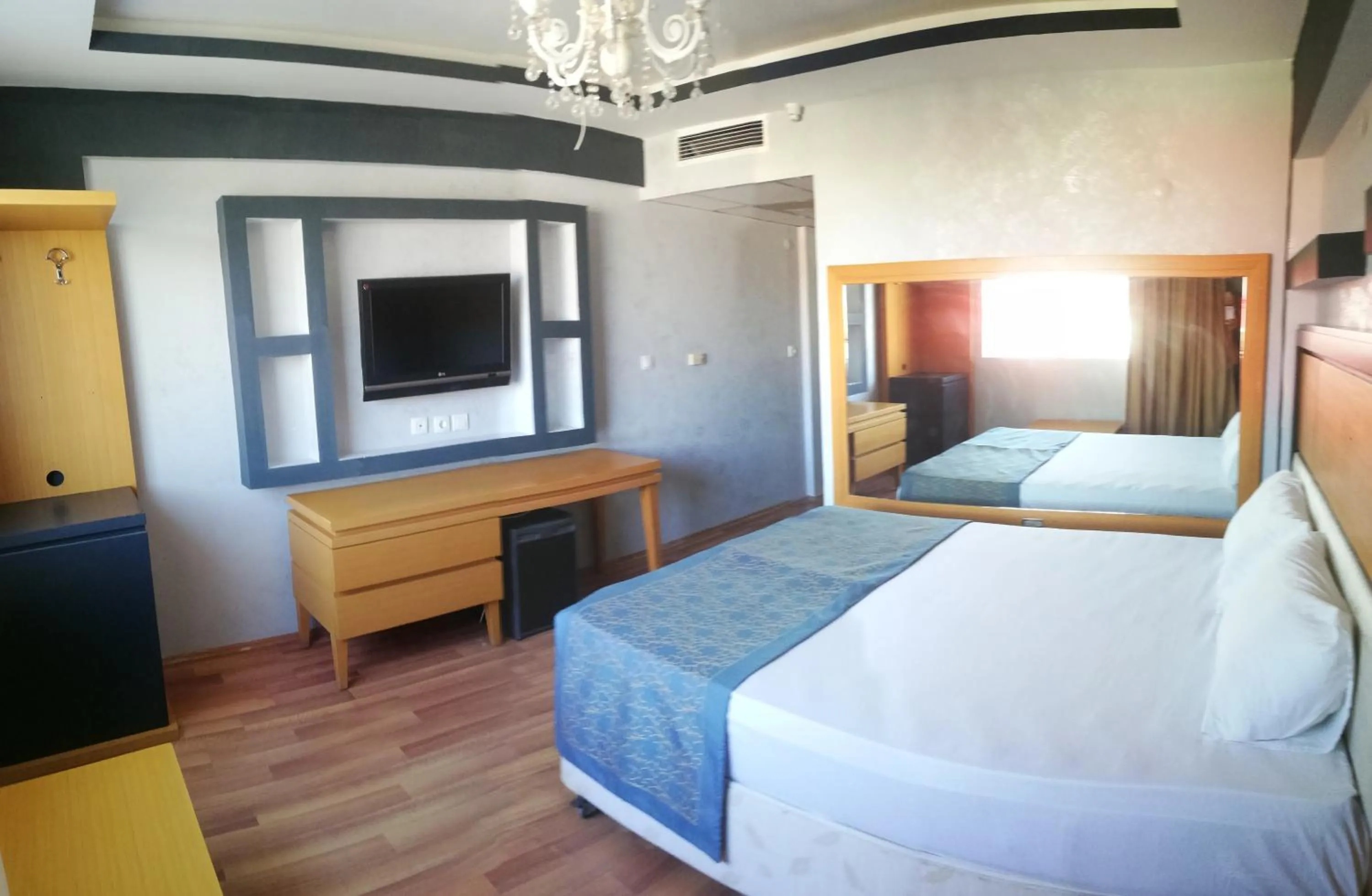 Photo of the whole room, Bed in Ünaten otel