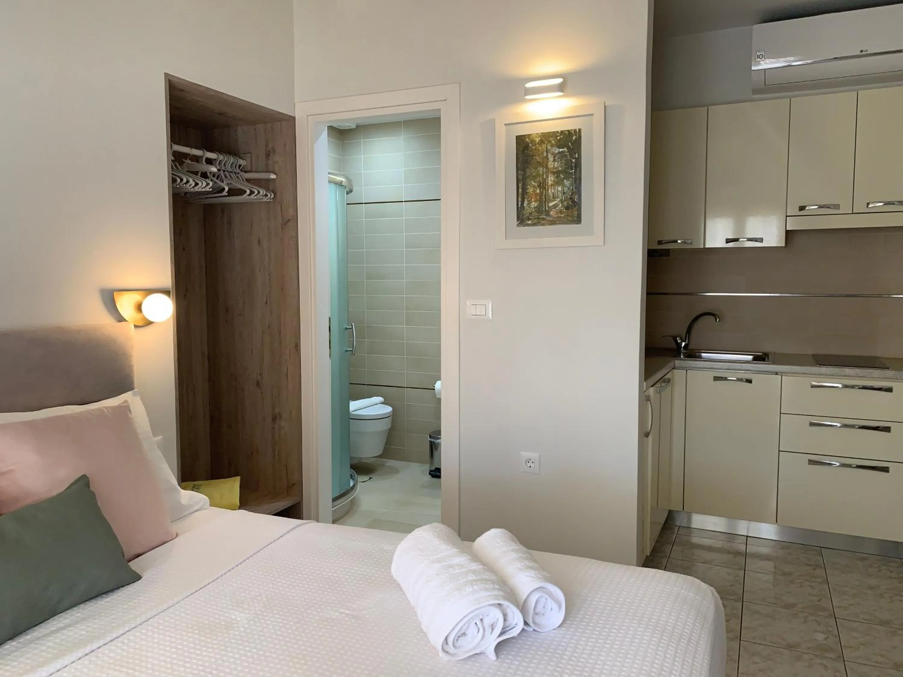 Photo of the whole room, Bed in Rouchotas Apartments