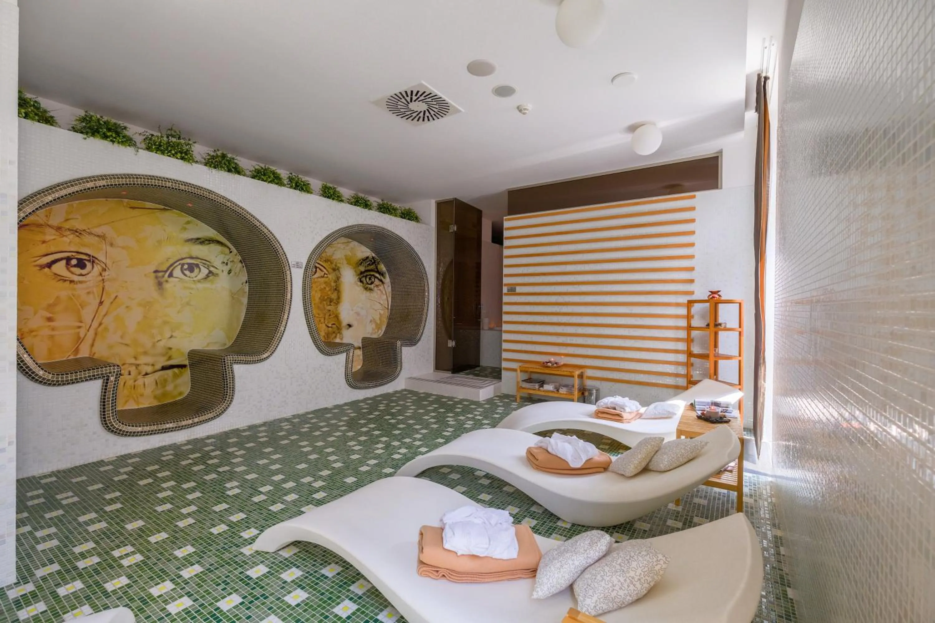 Hot Tub, Bed in Business Hotel Astrum Laus